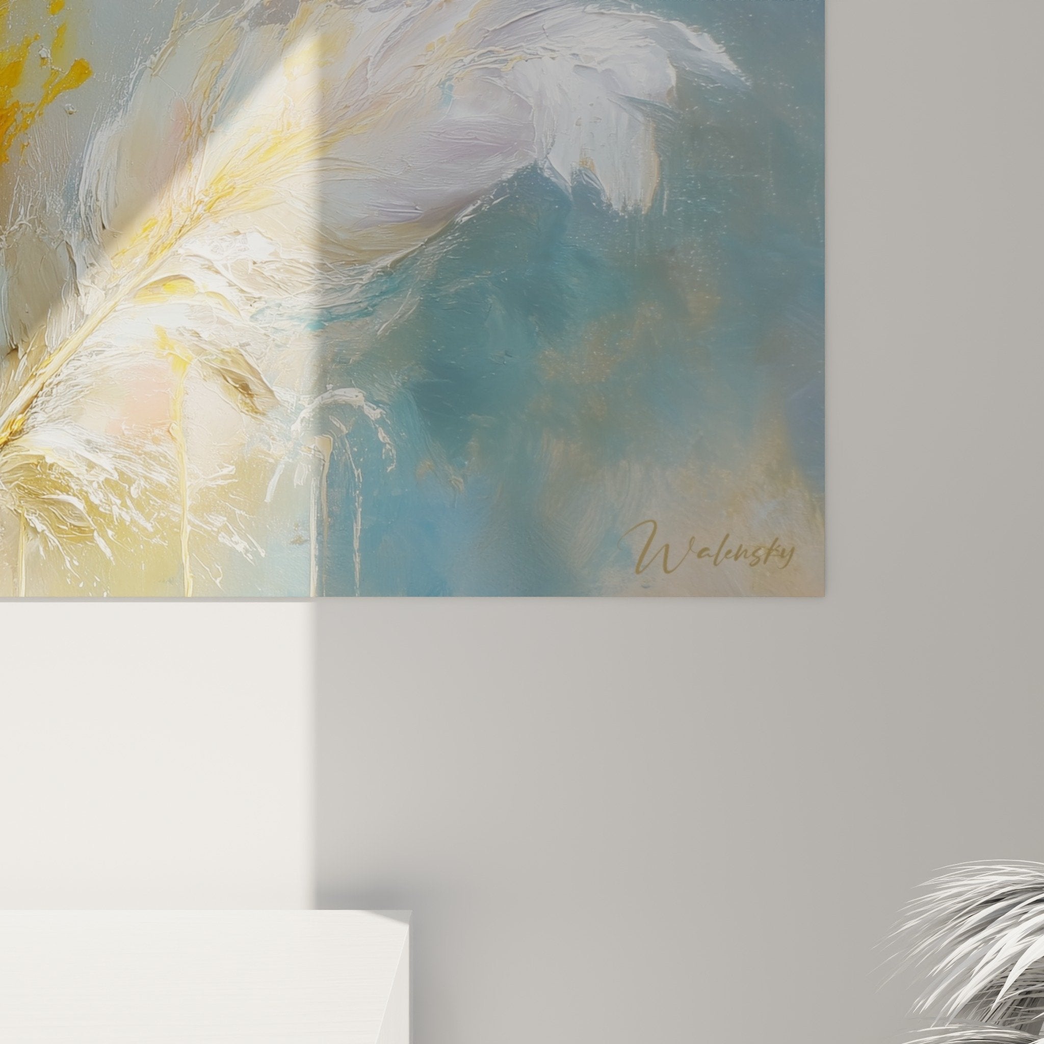 Vue ensemble tableau horizontal plumes dorees turquoise dans salon contemporain decoration murale