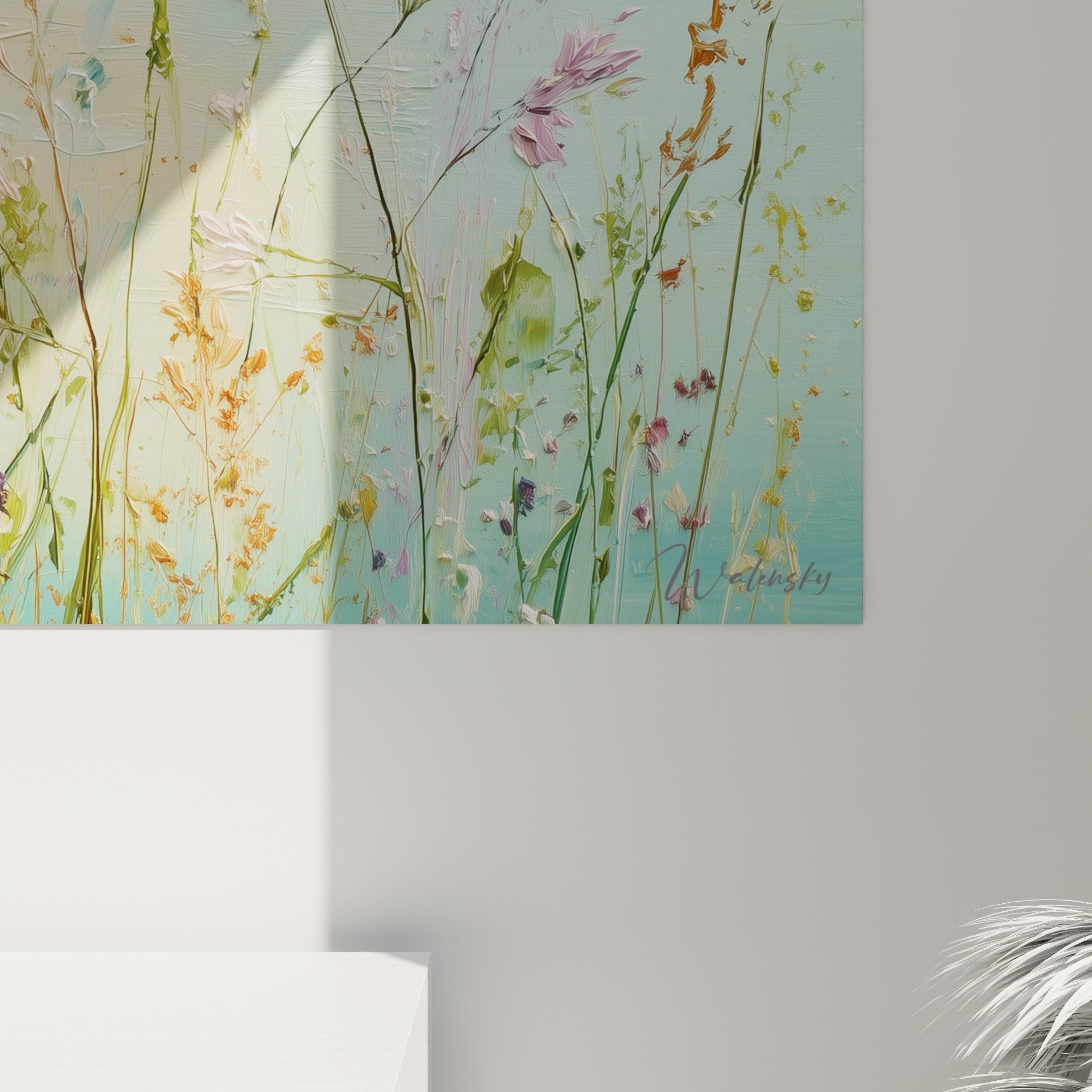 Vue d'ensemble du tableau prairie sauvage dans salon contemporain au-dessus du canapé
