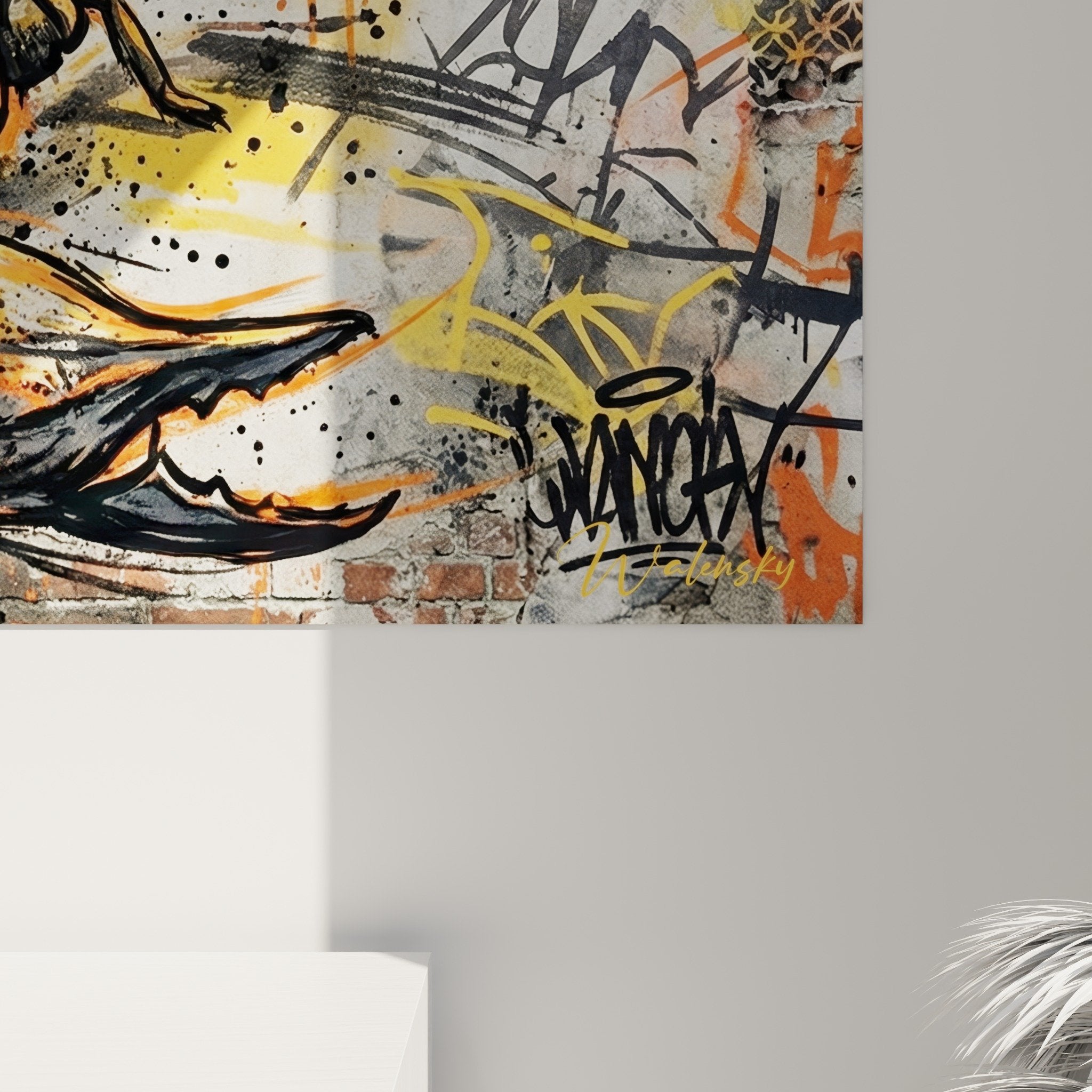 Gesamtansicht Orange-Skorpion-Kunstwerk an weißer Wand, moderne Inneneinrichtung, zeitgenössische Urban-Art-Dekoration