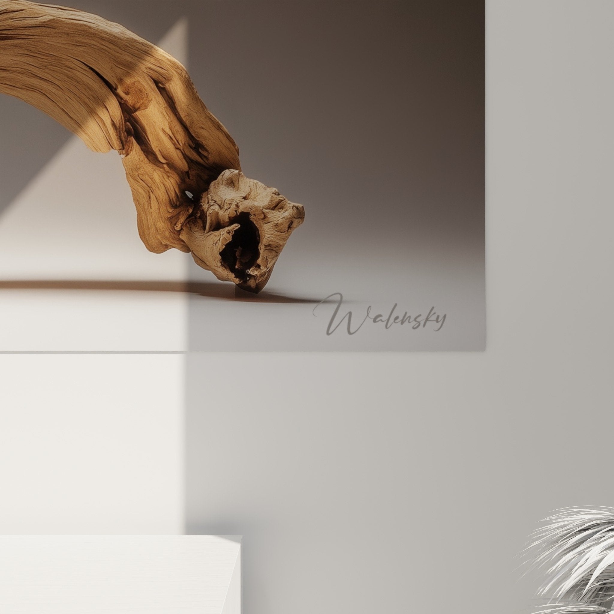 Gesamtansicht Holzskulptur fließende Kurven natürliche Töne minimalistische Komposition Ikebana