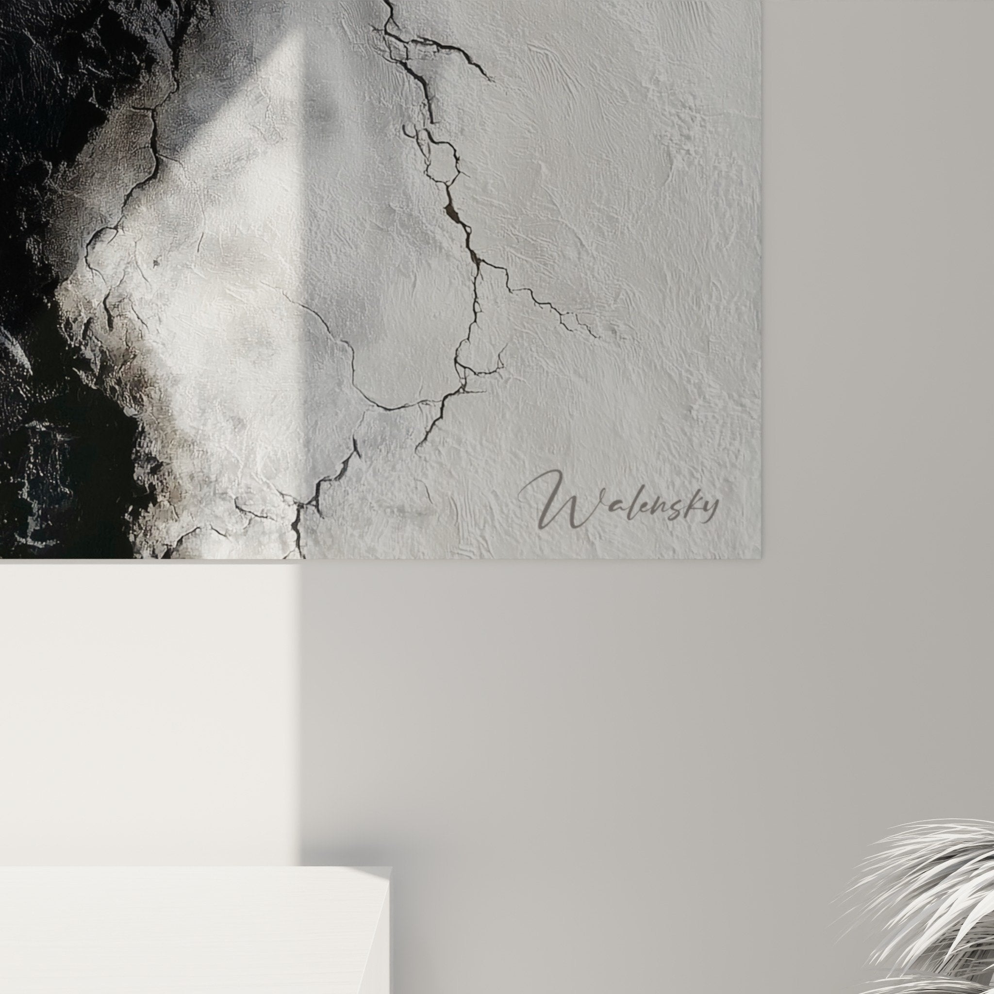 abstraktes schwarz-weiß Gemälde mit Farbverlauf, rissige Textur, Perspektivansicht, Feng-Shui Nordwesten, modernes Metall