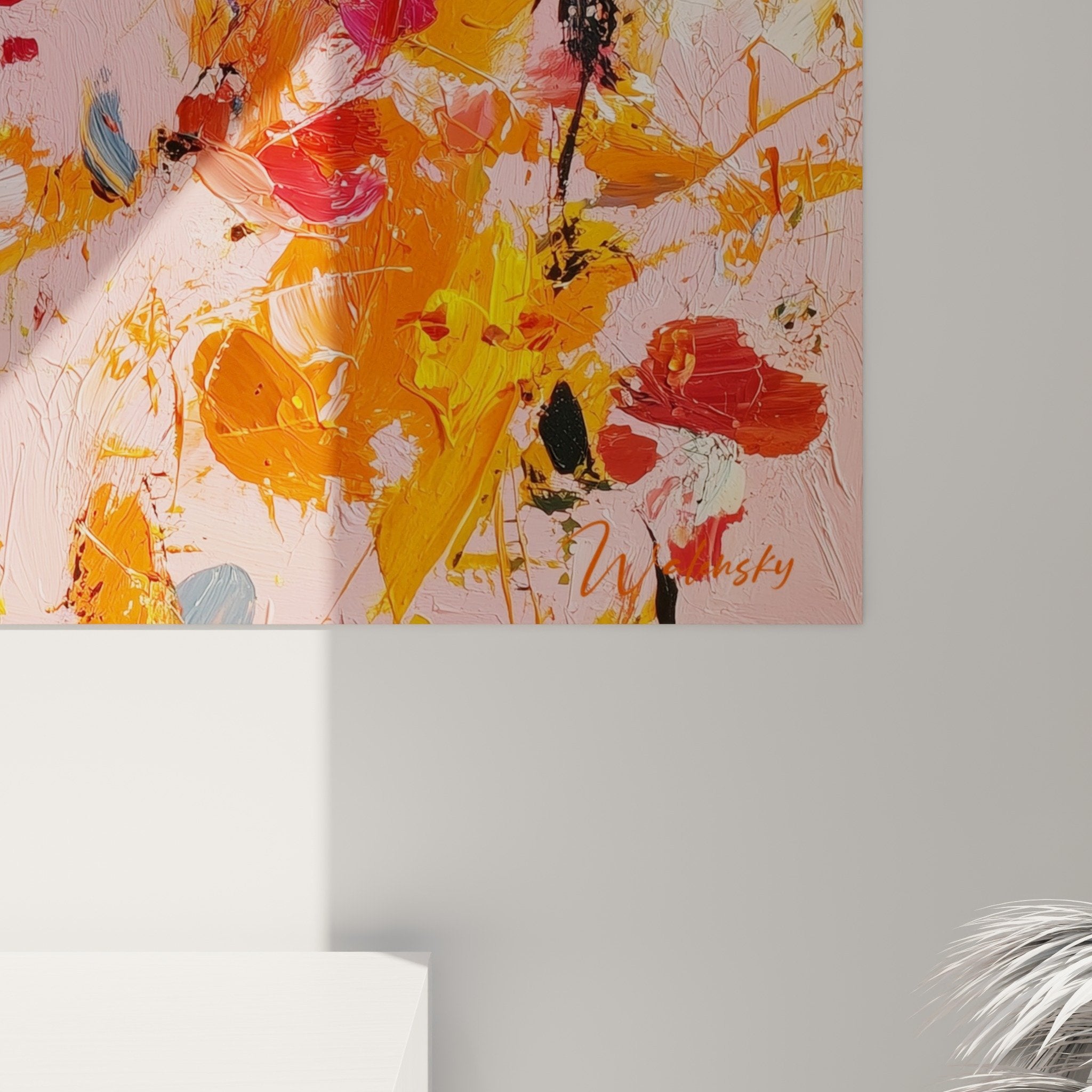 Gesamtansicht abstraktes orange-rosafarbenes Gemälde an der Wand aufgehängt, Feng-Shui-Dekoration Südwesten