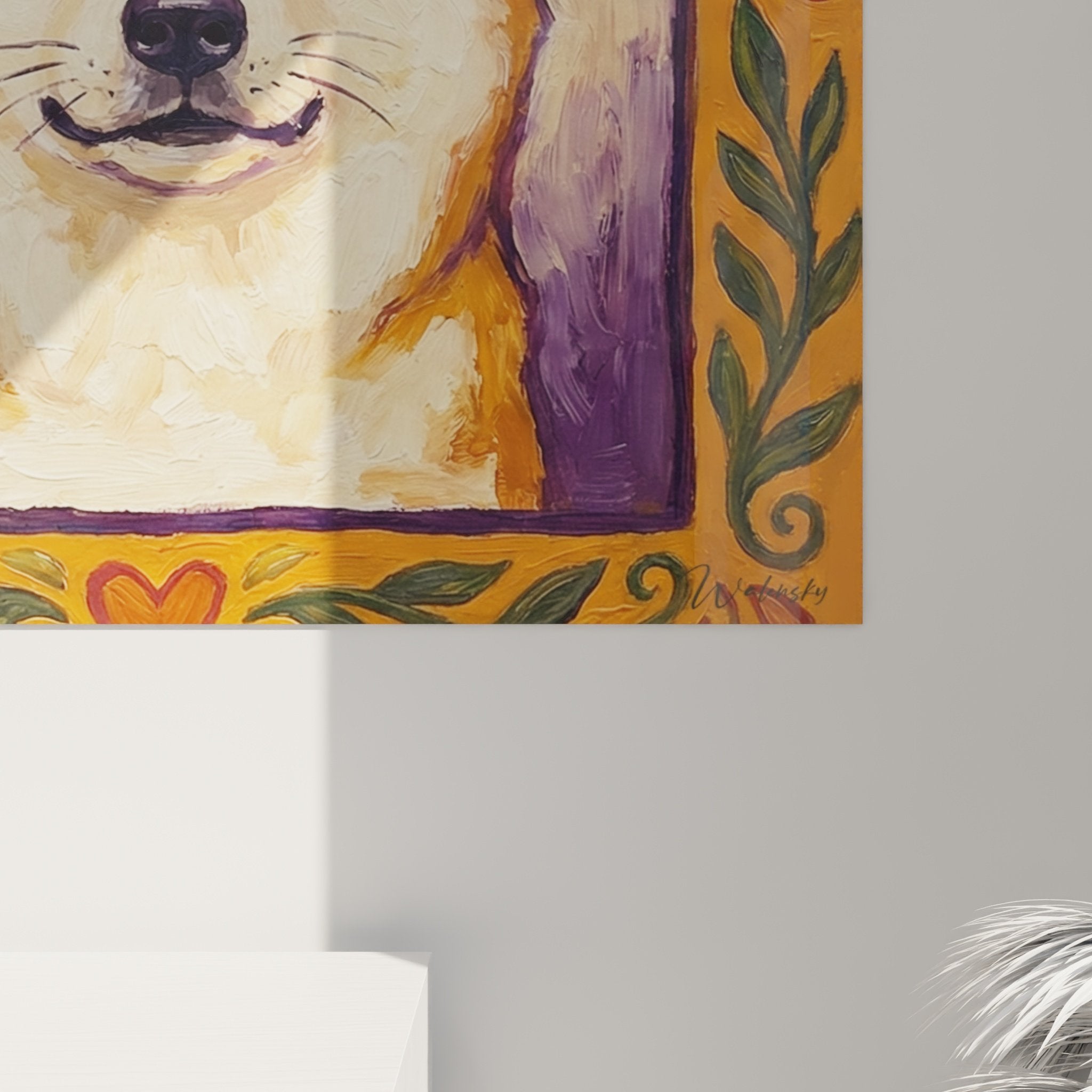 Vue ensemble tableau mural Akita Inu fleuri cadre orange ornemente fond violet decoration interieur boheme