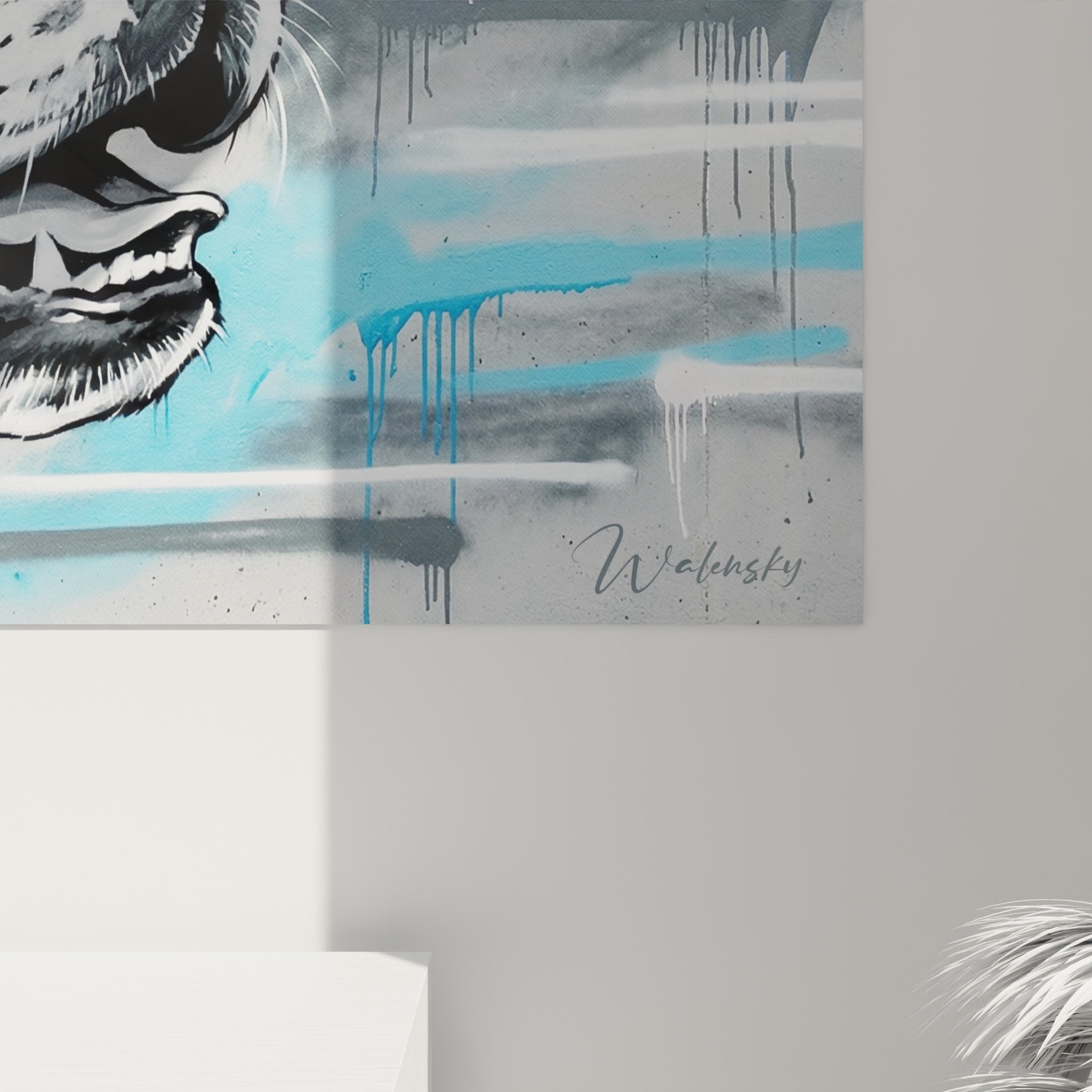 Vue ensemble tableau Boston Terrier art contemporain fond gris coulures bleues decoration interieur moderne