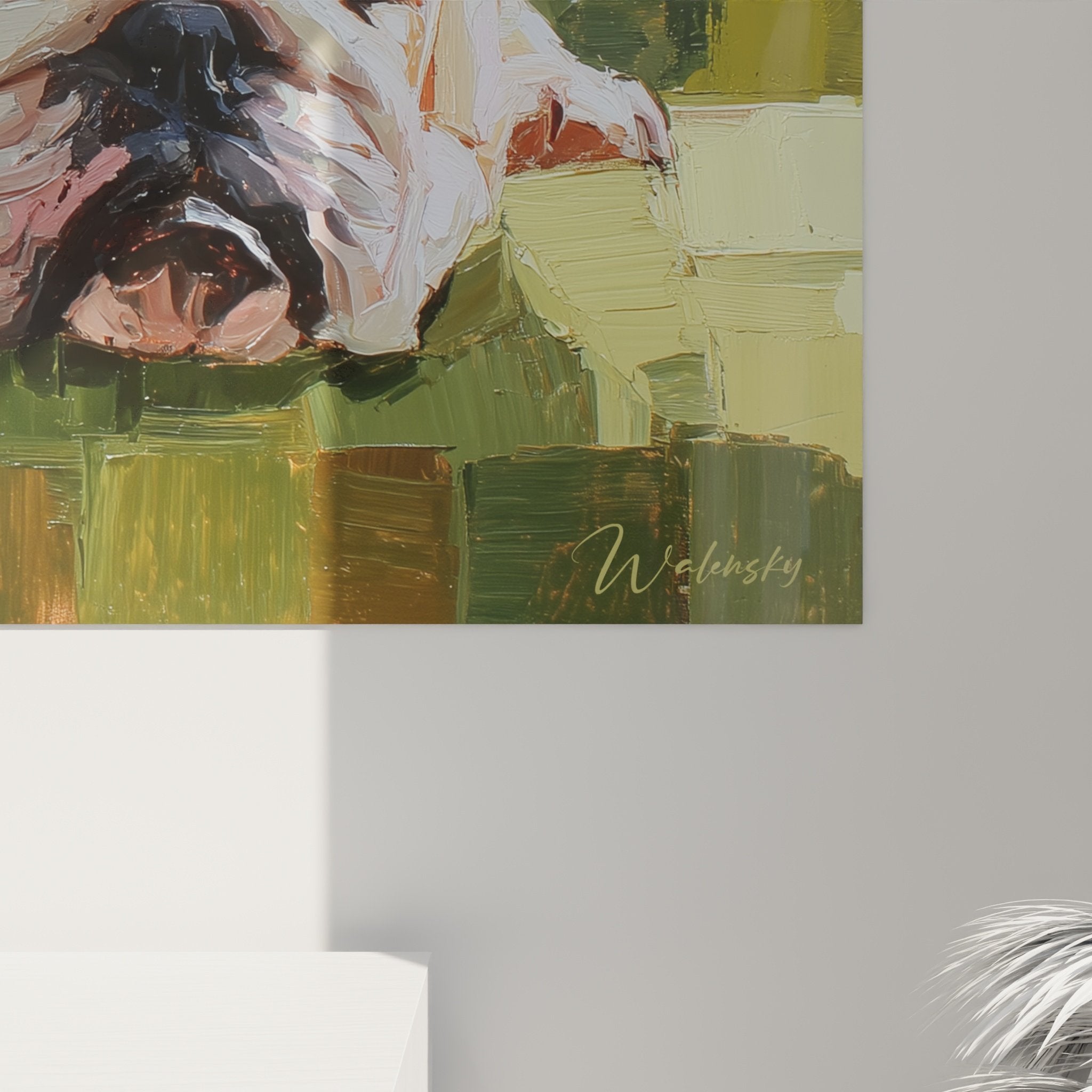 Vue ensemble tableau bouledogue anglais endormi, œuvre art animalier tons verts dans interieur contemporain