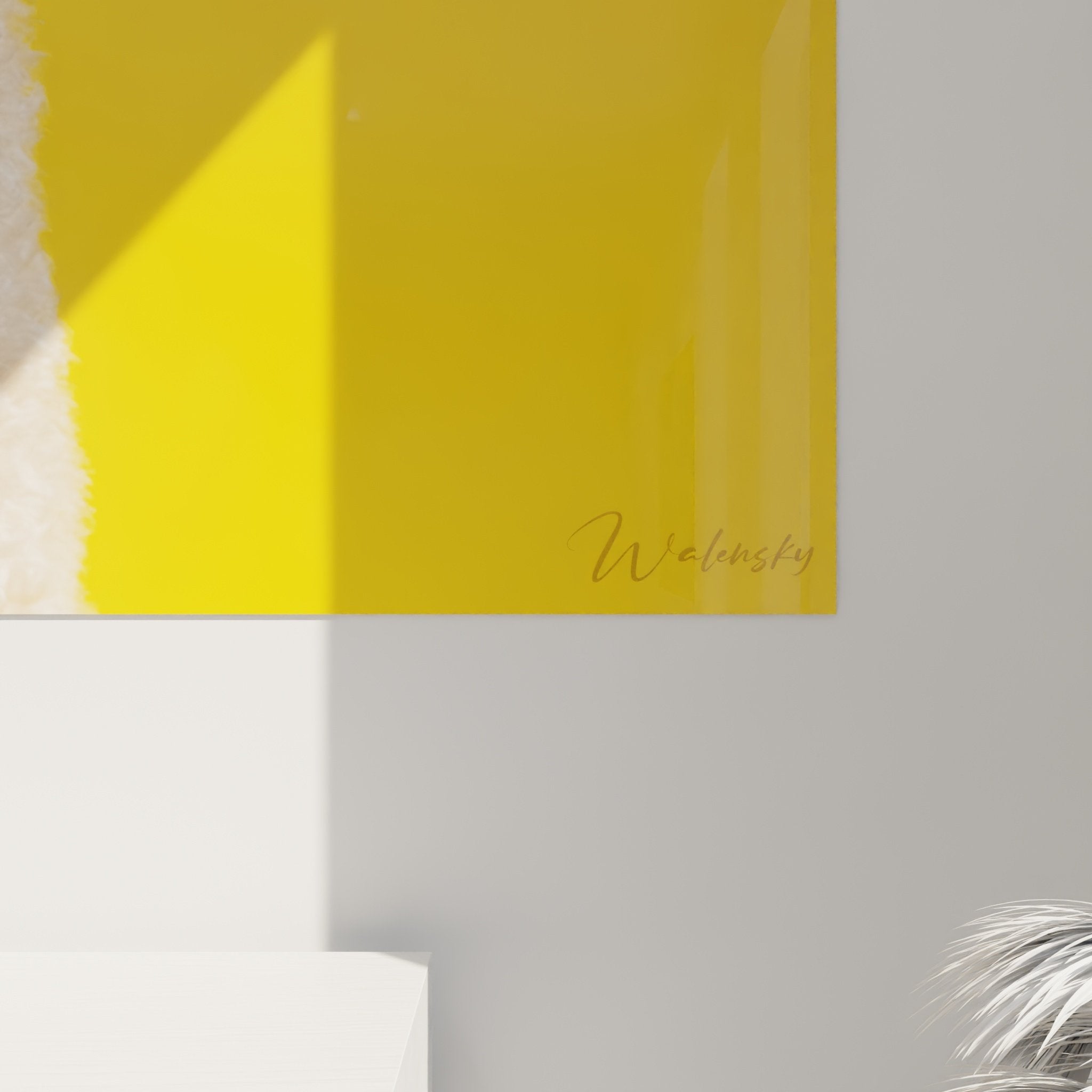 Gesamtansicht Portraittafel Beige Pudel goldgelber Hintergrund künstlerische Komposition elegante Innenraumdekoration