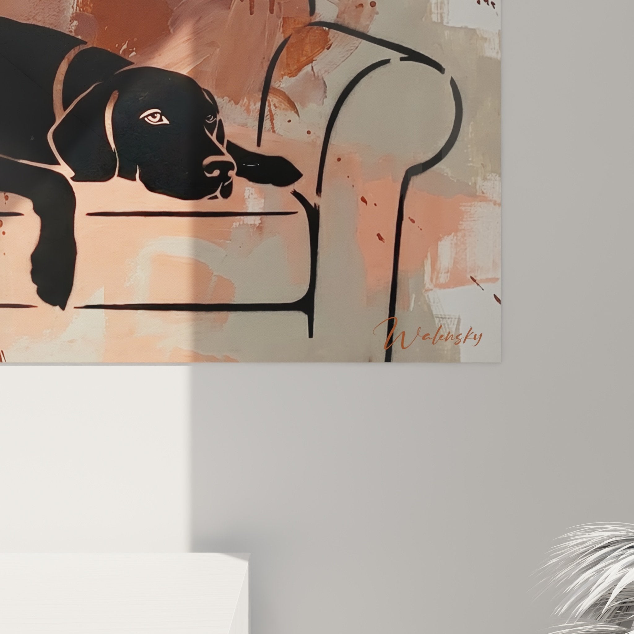 Vue ensemble tableau chien noir canape abstrait couleurs chaudes decoration moderne vizsla