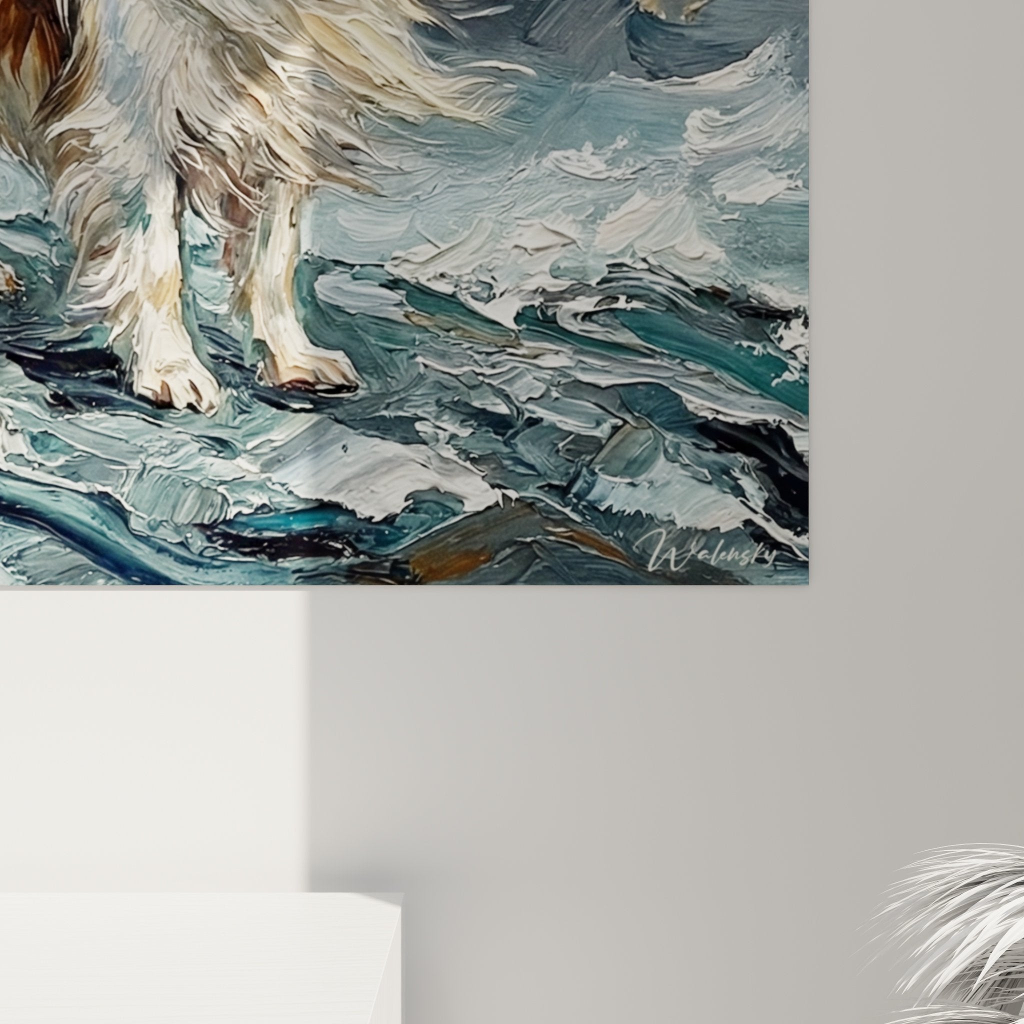 Vue d'ensemble tableau Chien Papillon dans intérieur moderne, harmonie gris-bleu, décoration murale élégante