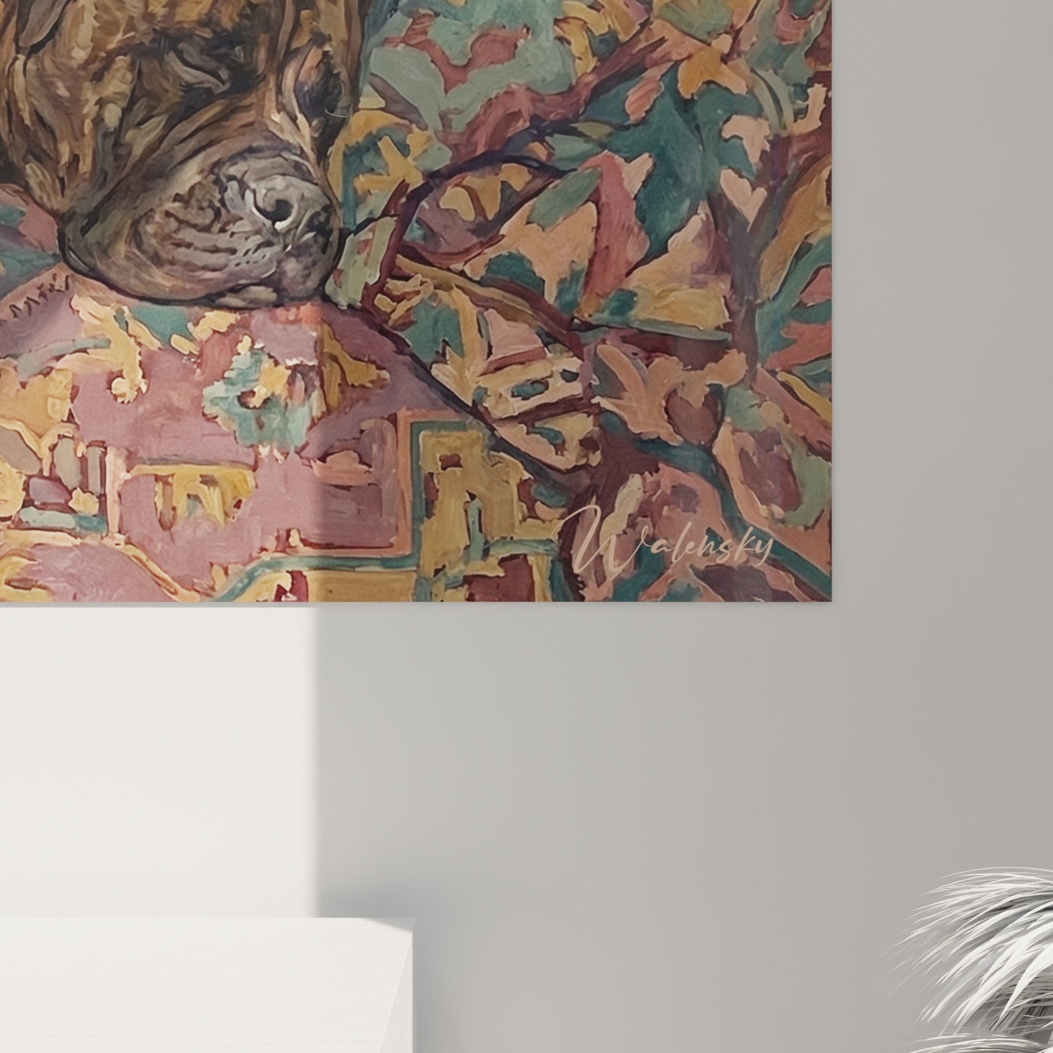 Vue ensemble tableau chien repos paisible tapis decoratif oriental couleurs chaudes salon