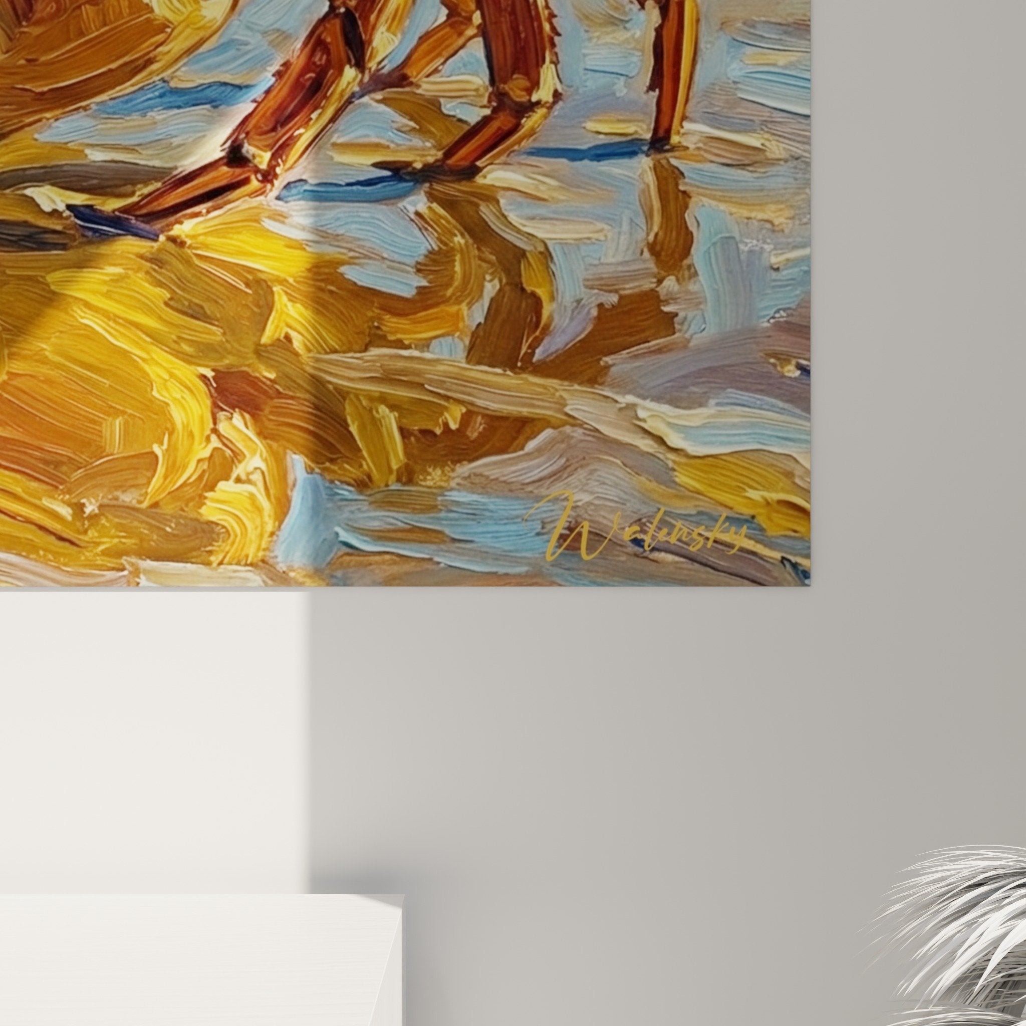 Gesamtansicht des goldenen Krebstableaus mit blauen Reflexionen, Marinestil-Innenraumdekoration, expressiver zeitgenössischer Stil