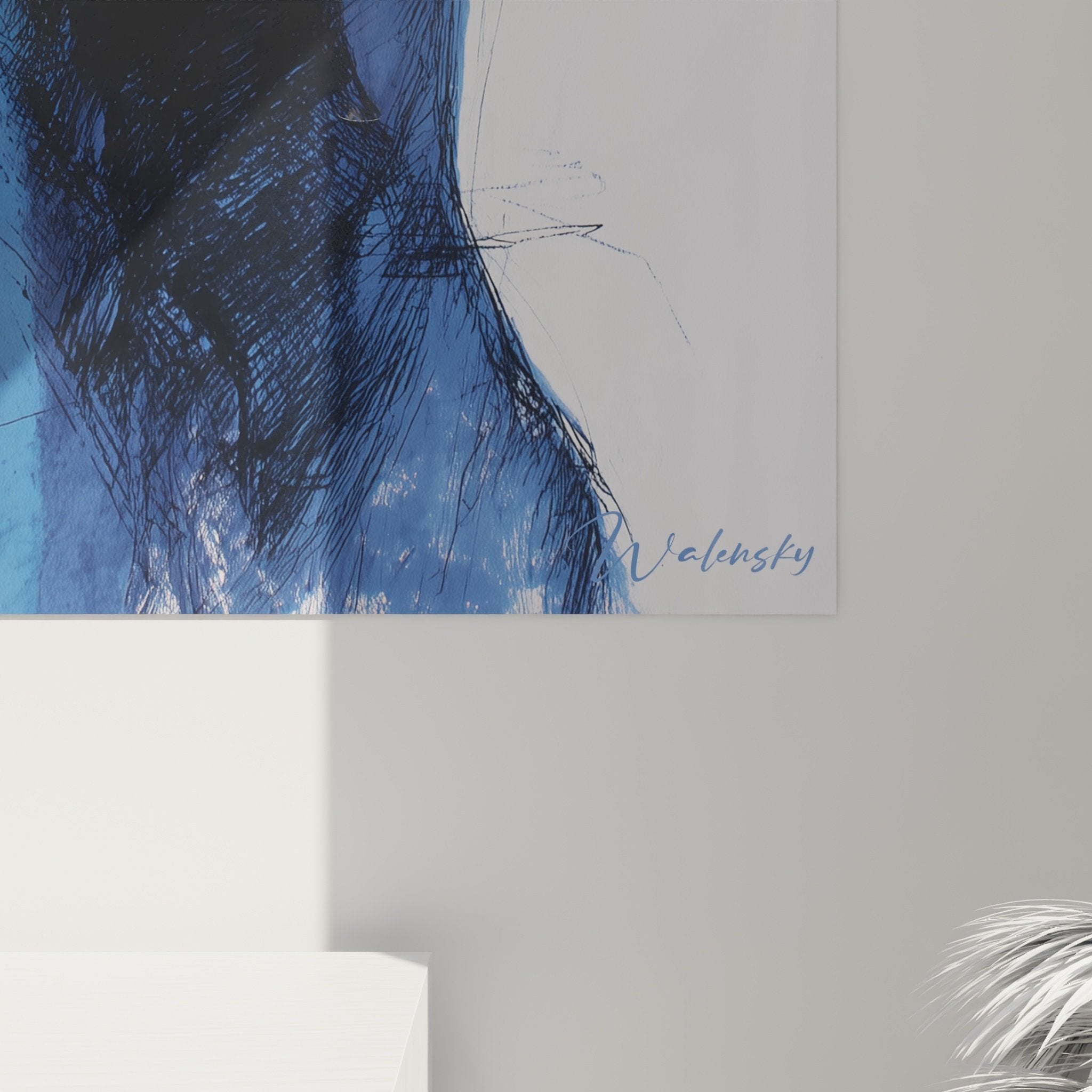 Vue d'ensemble du tableau Doberman bleu dans un intérieur contemporain aux murs blancs