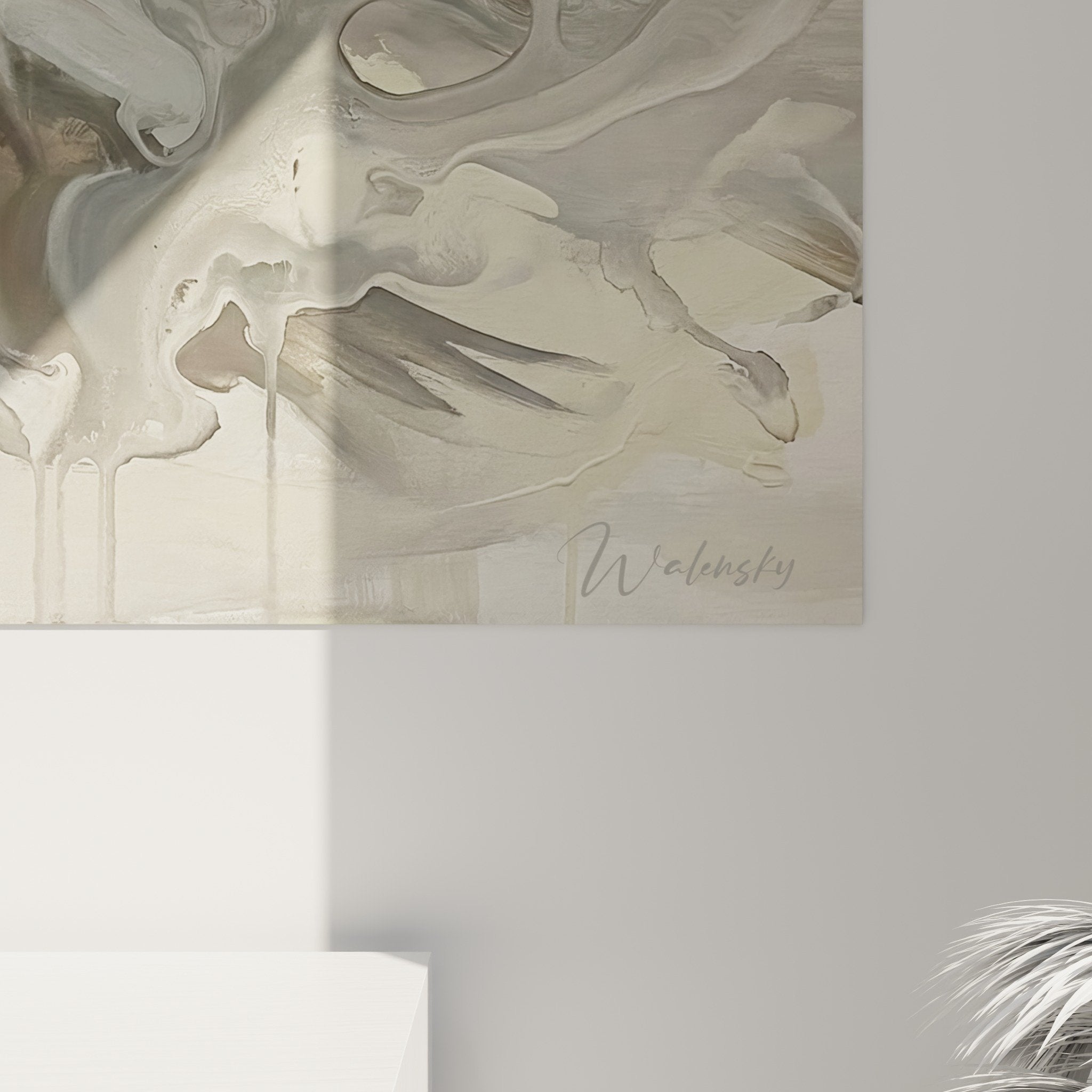 Gesamtansicht Falken-Gemälde Wanddekoration neutrale Töne zeitgenössischer Naturstil