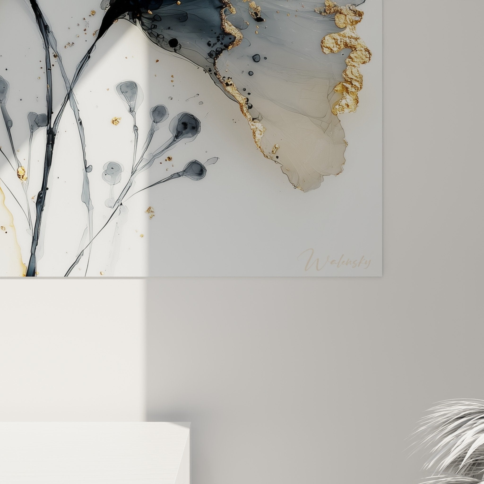 Vue ensemble tableau mural fleurs bleues dorees decoration murale salon contemporain style abstrait