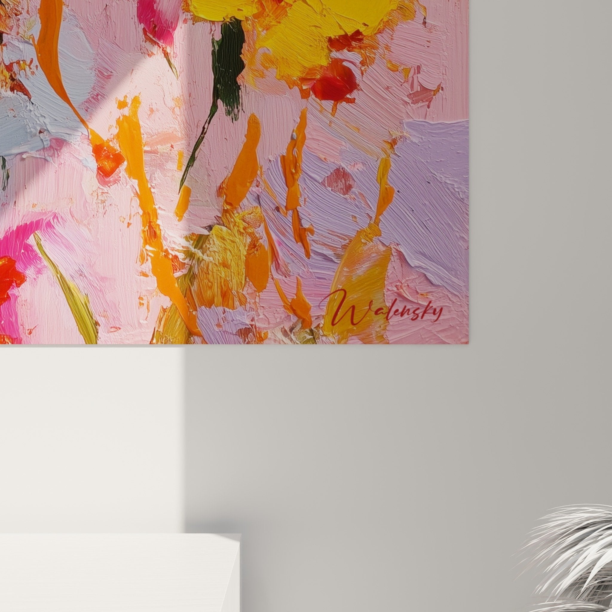Vue ensemble tableau floral rose orange mur blanc decoration interieur feng shui sud-ouest