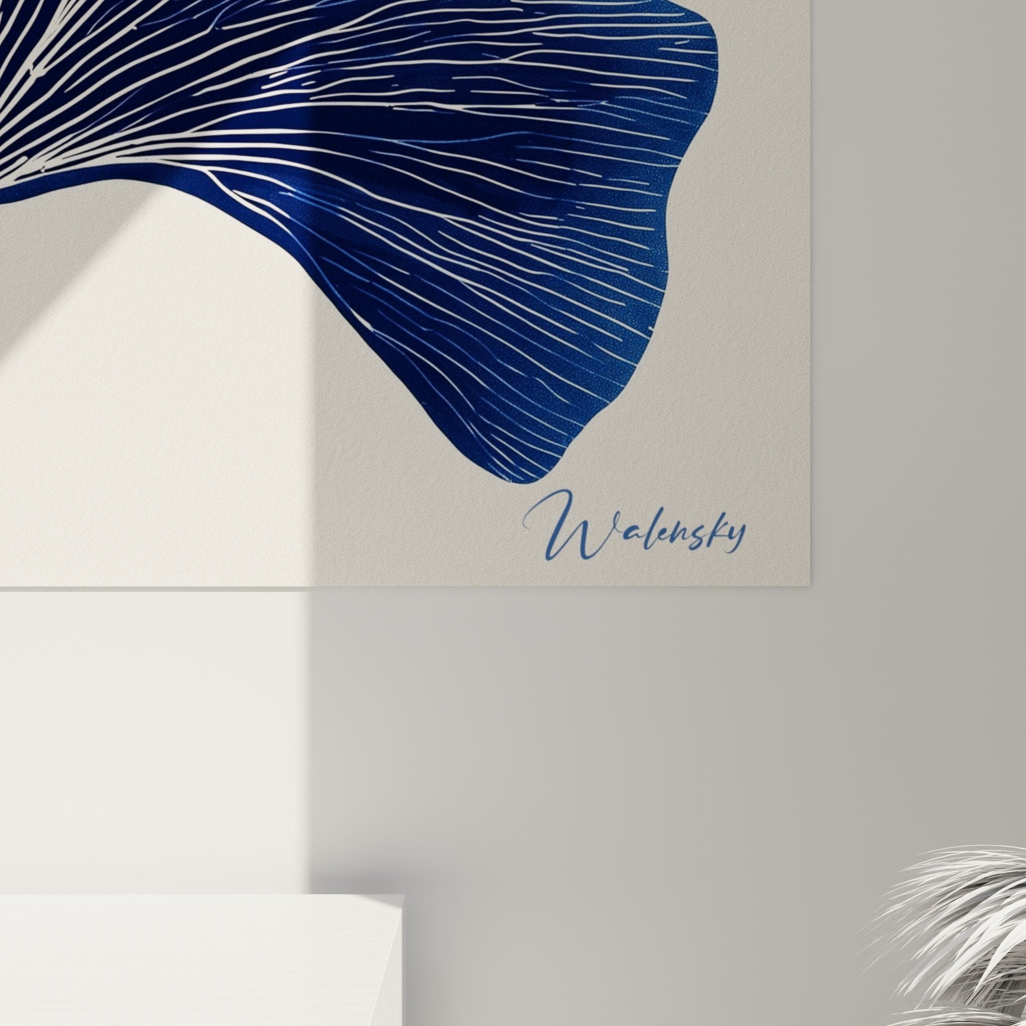 Vue ensemble tableau ginkgo bleu fond creme art mural minimaliste decoration interieur moderne