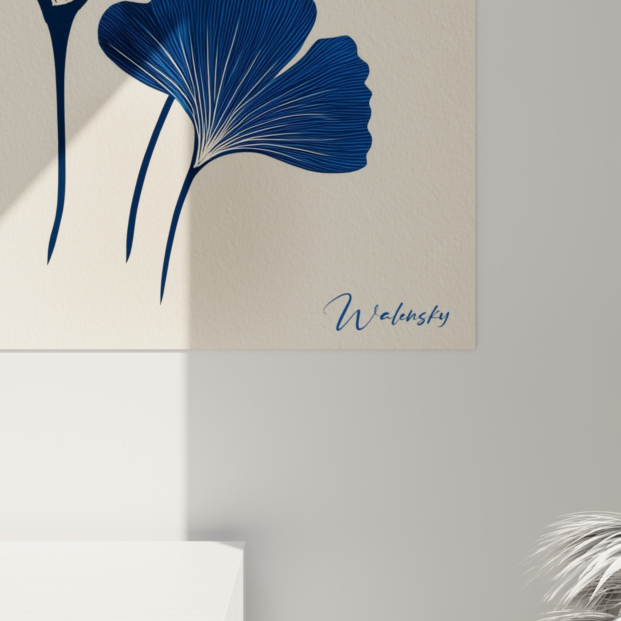 Vue ensemble tableau ginkgo composition verticale trois feuilles bleu marine fond beige clair
