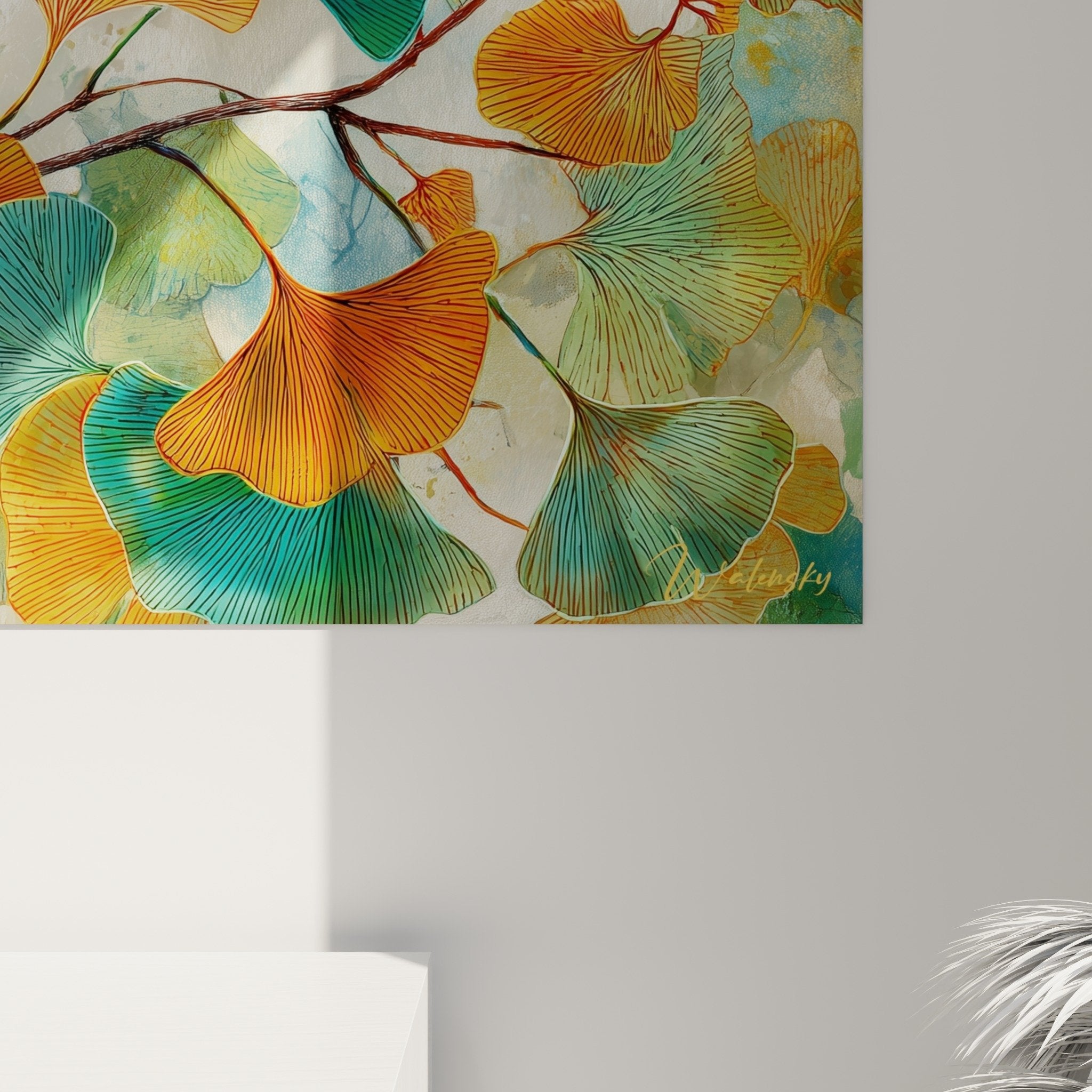 Übersichtsansicht Ginkgo-Wandbild in modernem Interieur mit Beleuchtung, die warme Töne hervorhebt