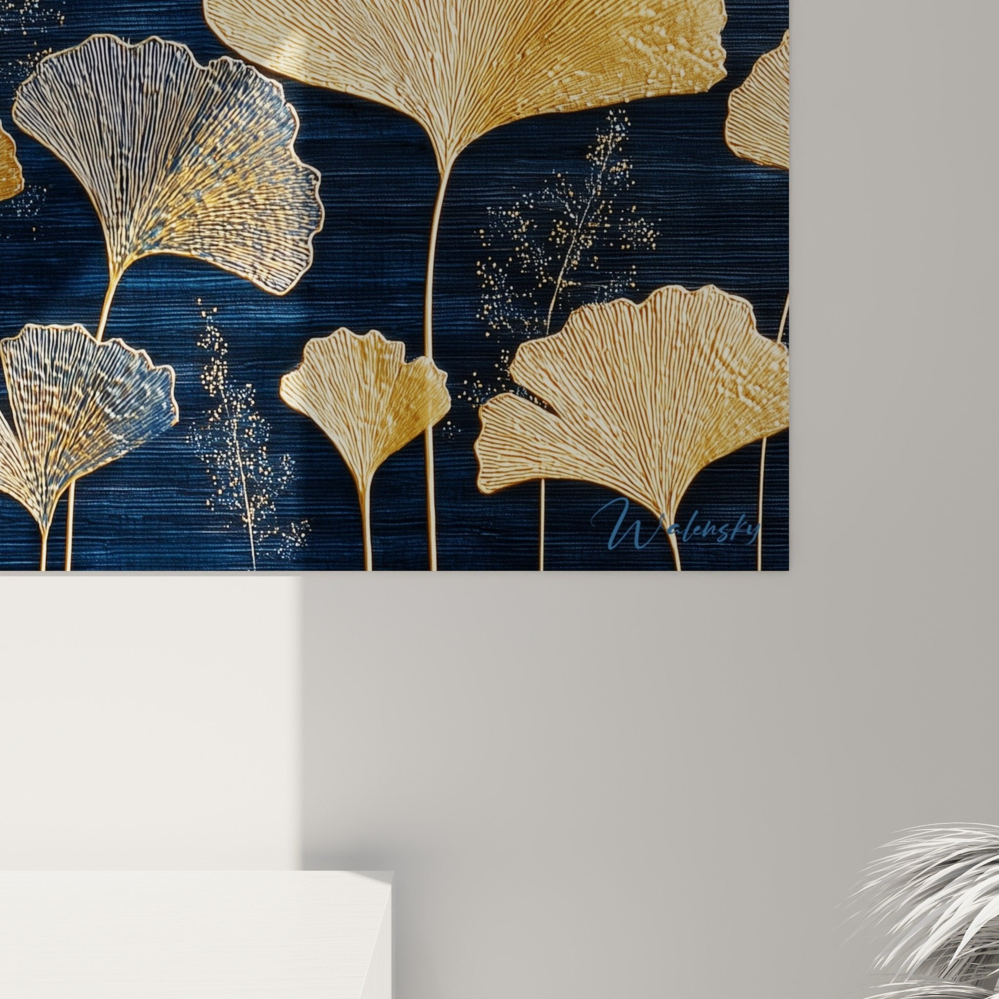 Gesamtansicht Ginkgo-Kunstdruck metallisiert dunkelblau Wohnzimmer zeitgenössische Wanddekoration