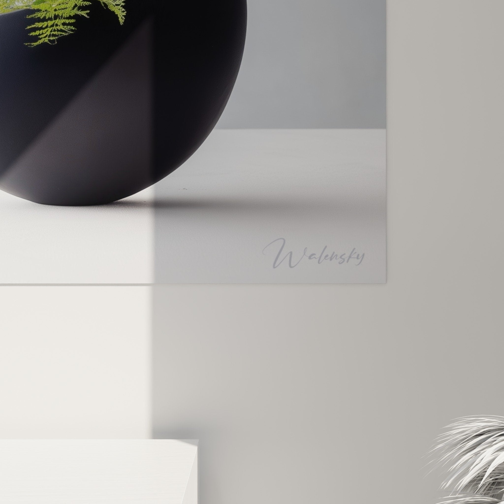 Vue ensemble tableau ikebana alliums violets vase noir decoration murale zen