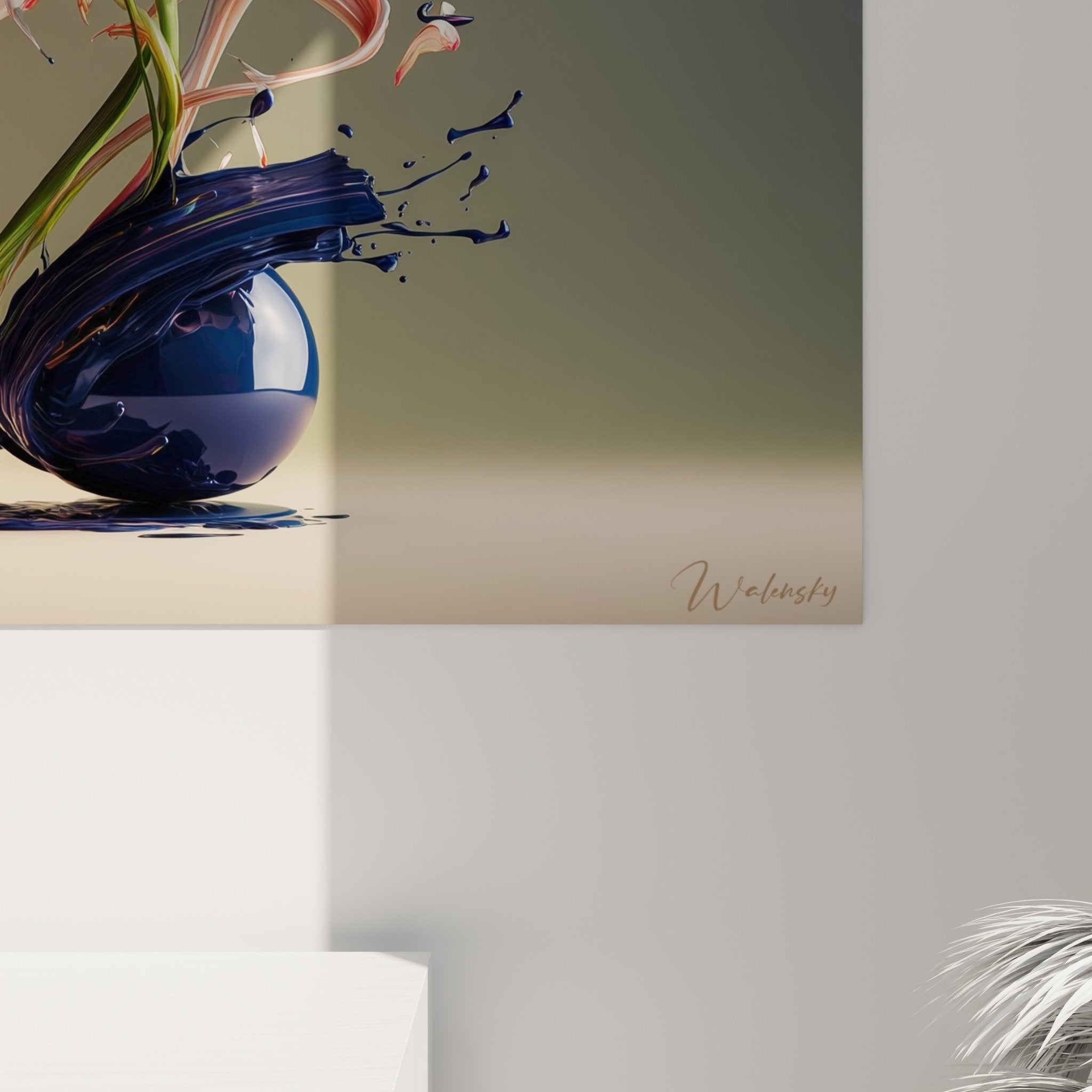 Vue ensemble tableau art floral japonais lys rose vase bleu sur mur blanc decoration interieur contemporain