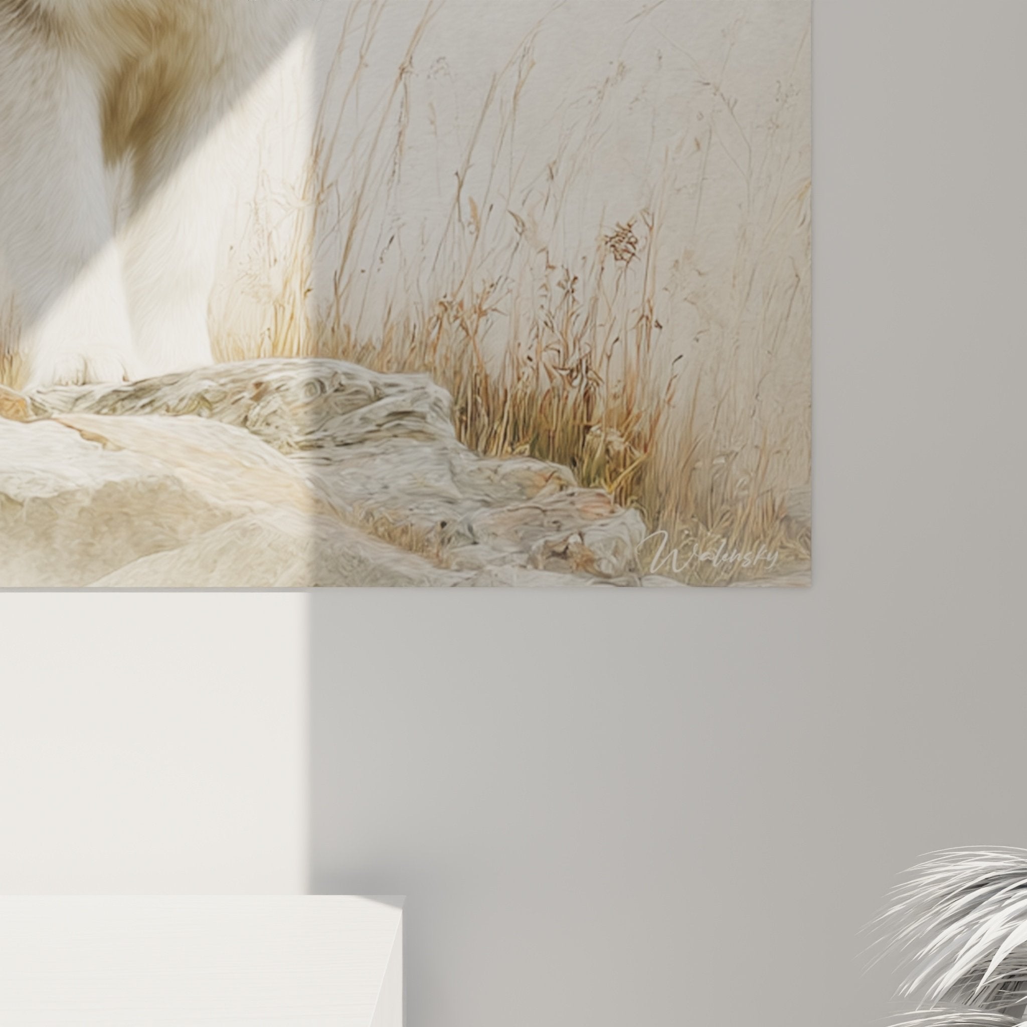 Vue d'ensemble du tableau Malamute Alaska sur rocher dans intérieur contemporain aux tons naturels