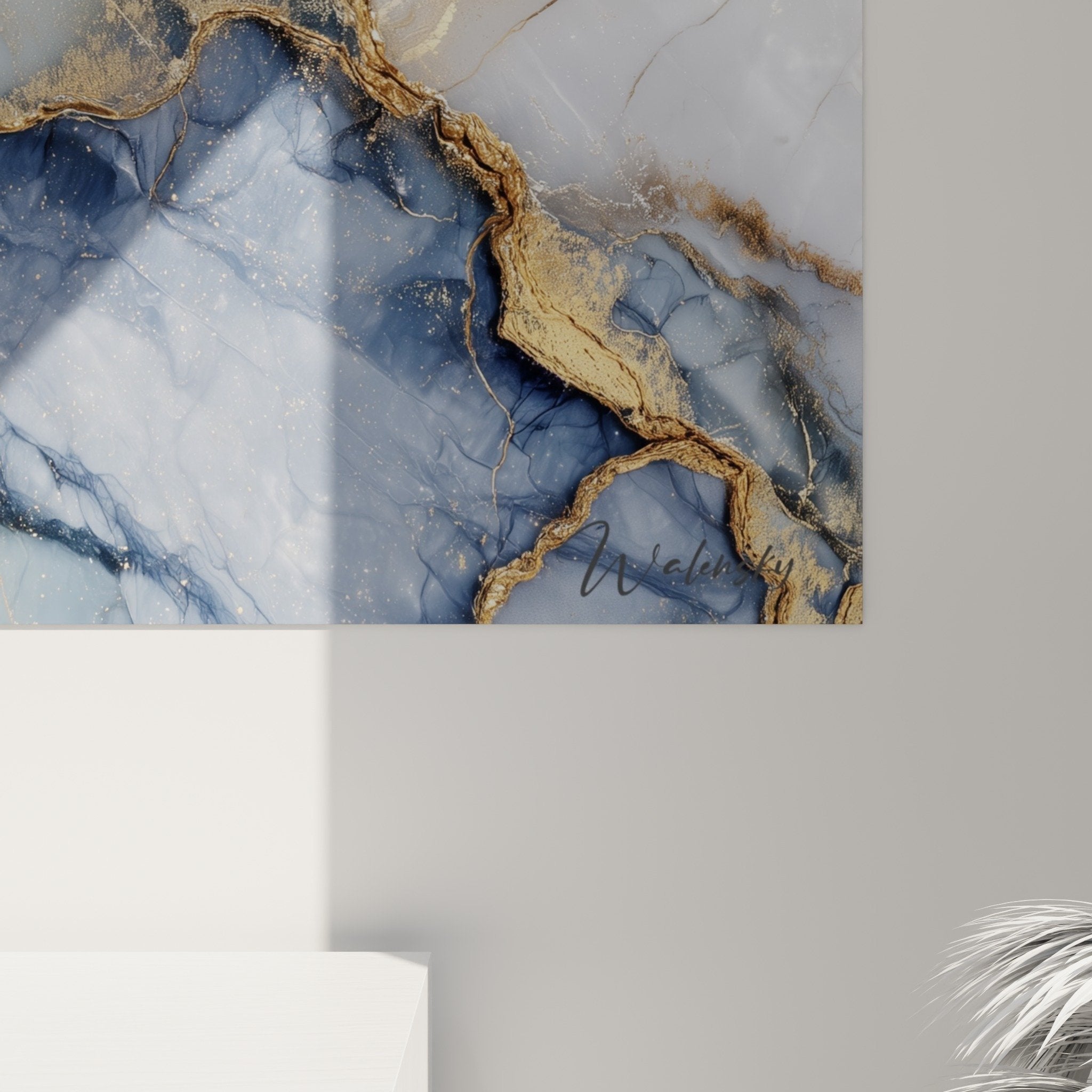 Vue ensemble tableau marbre abstrait bleu dore dans salon moderne decoration murale contemporaine