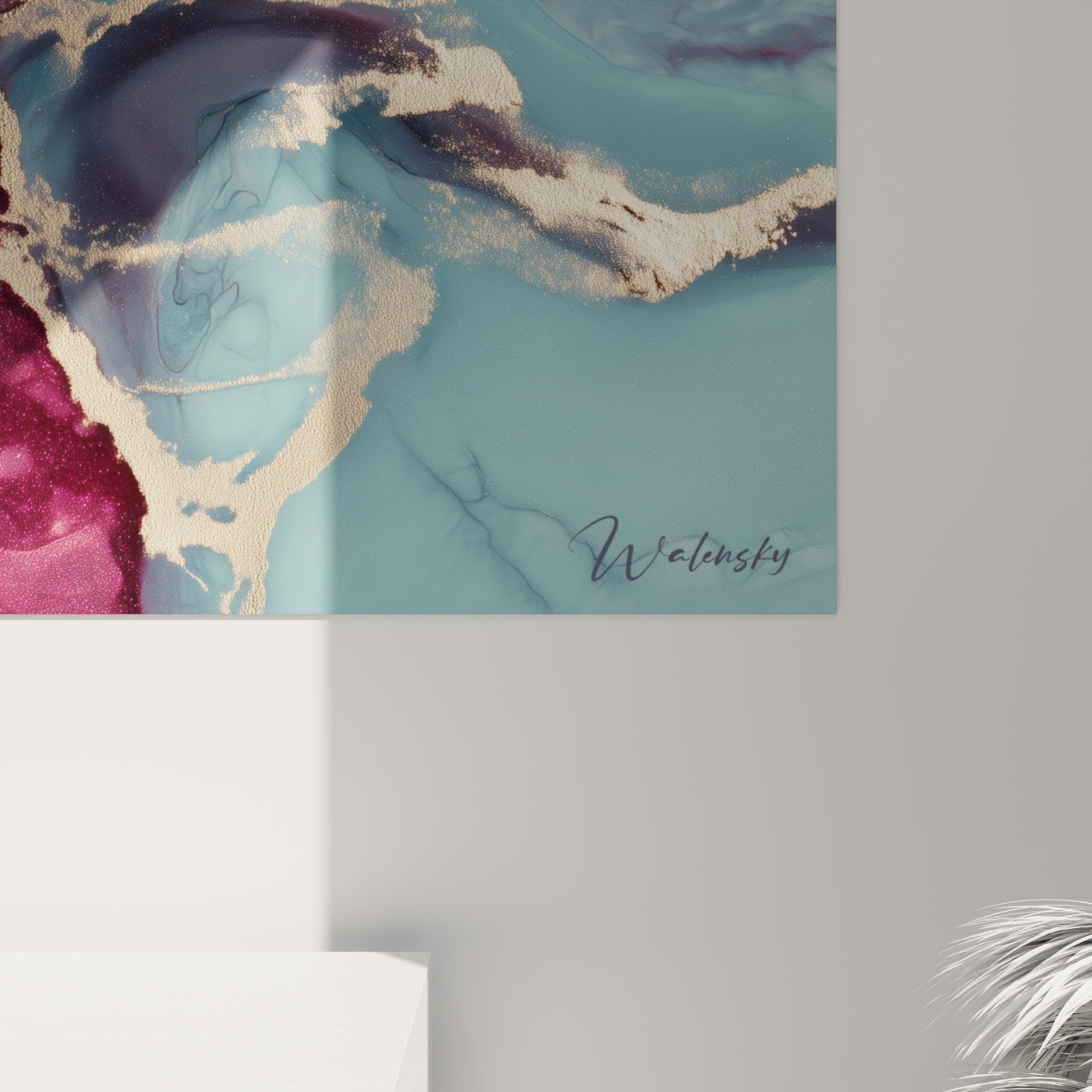 Vue ensemble tableau marbre abstrait turquoise bordeaux veines or dans salon contemporain epure