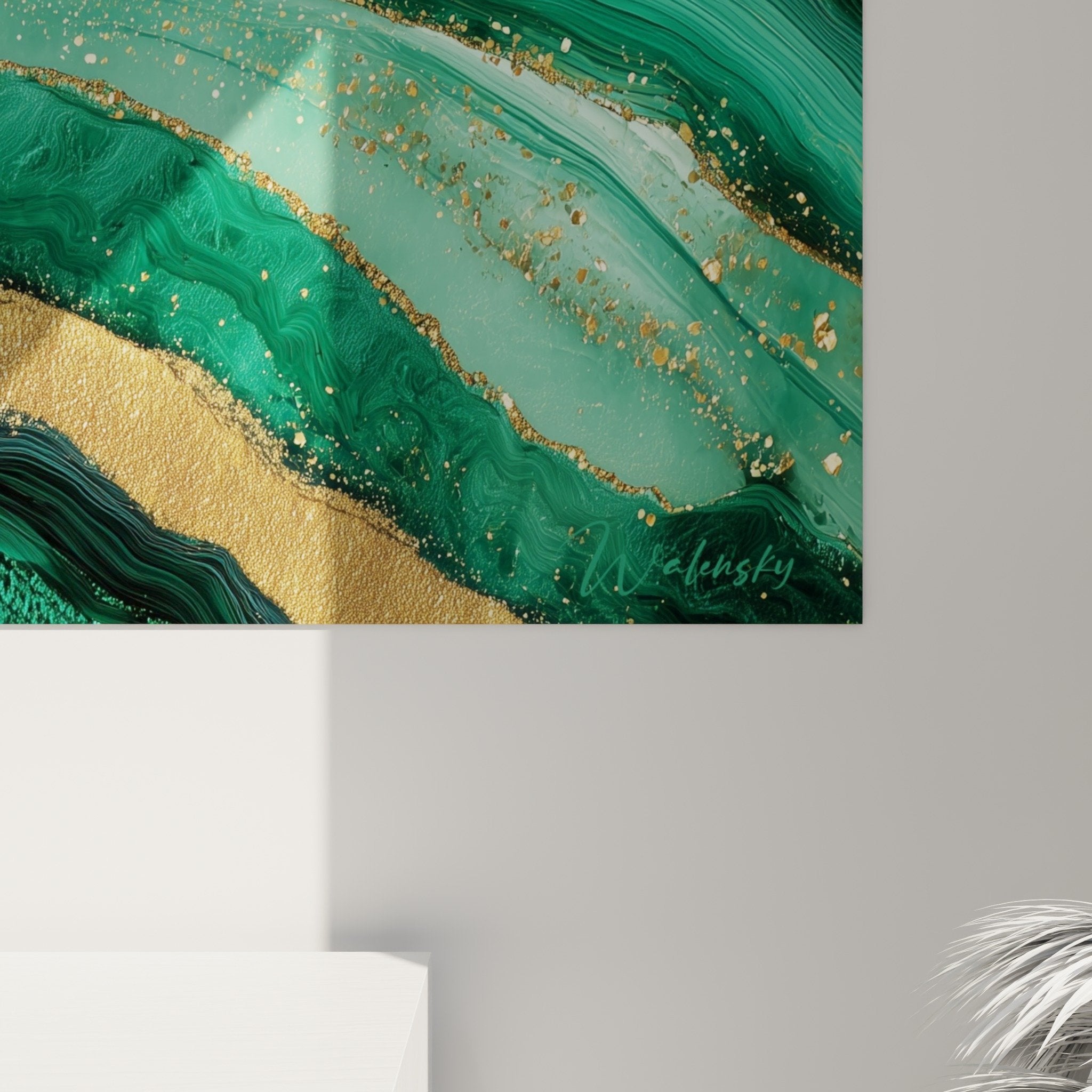Vue d'ensemble tableau marbre abstrait vert et or dans intérieur moderne