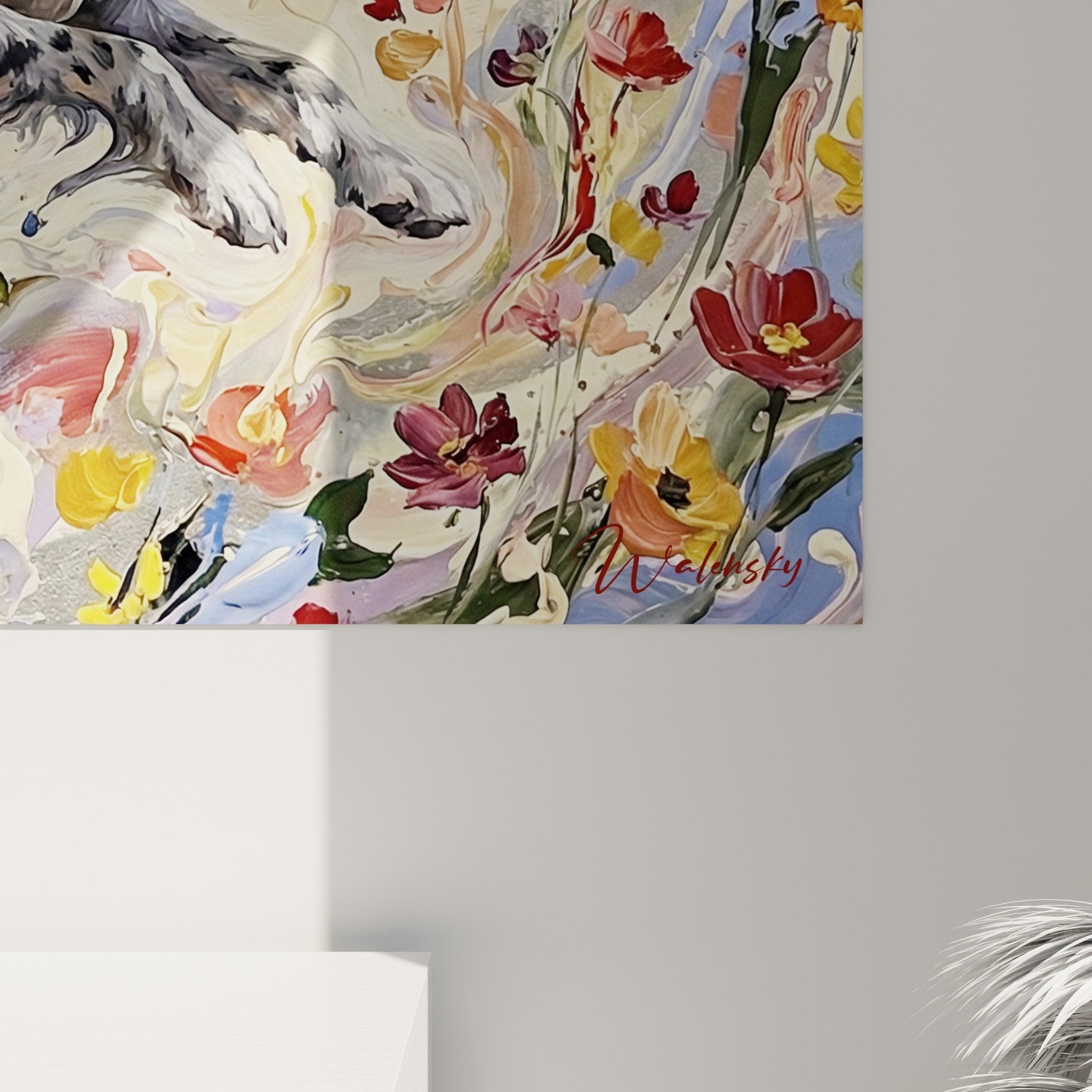 Gesamtansicht künstlerisches Gemälde Mudi mit Blumenbewegung in Violett und Creme an der Wand aufgehängt moderne Wanddekoration