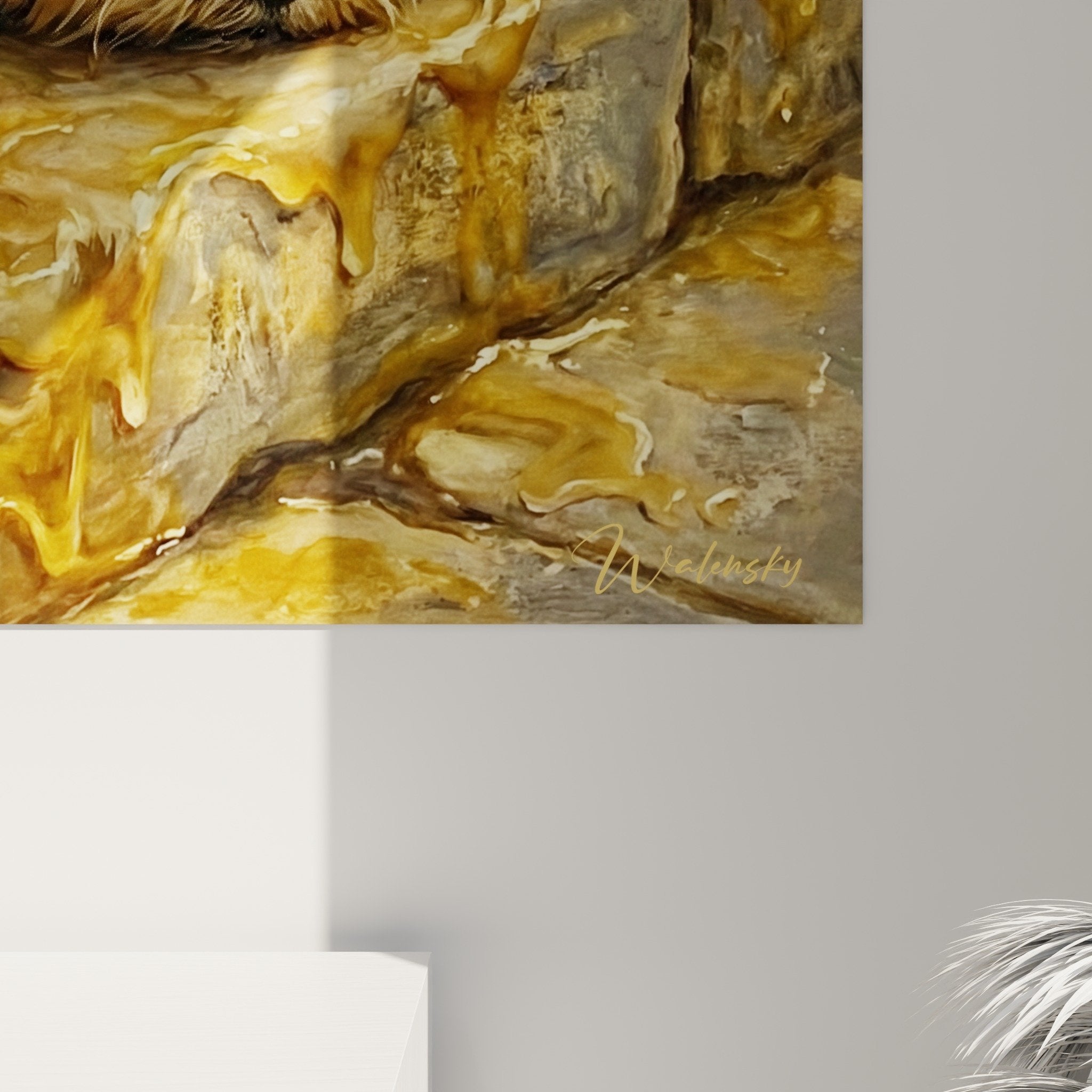 Vue ensemble tableau mural Lhassa Apso endormi pierre decoration interieur tons chauds dores beiges