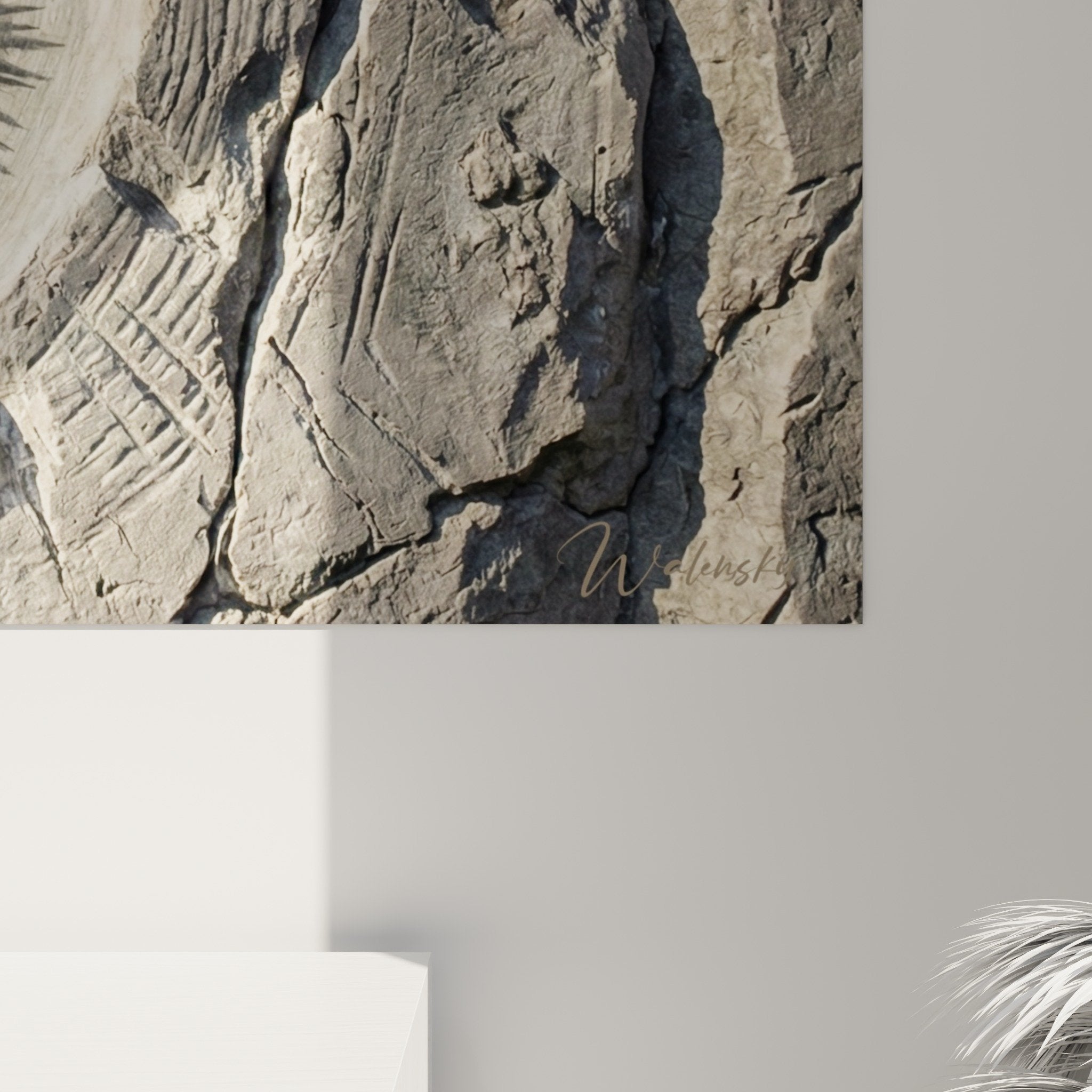 Gesamtansicht Seeigel-Fossil-Kunstdruck violetter Stein beige Wanddekoration paläontologischer Naturstil