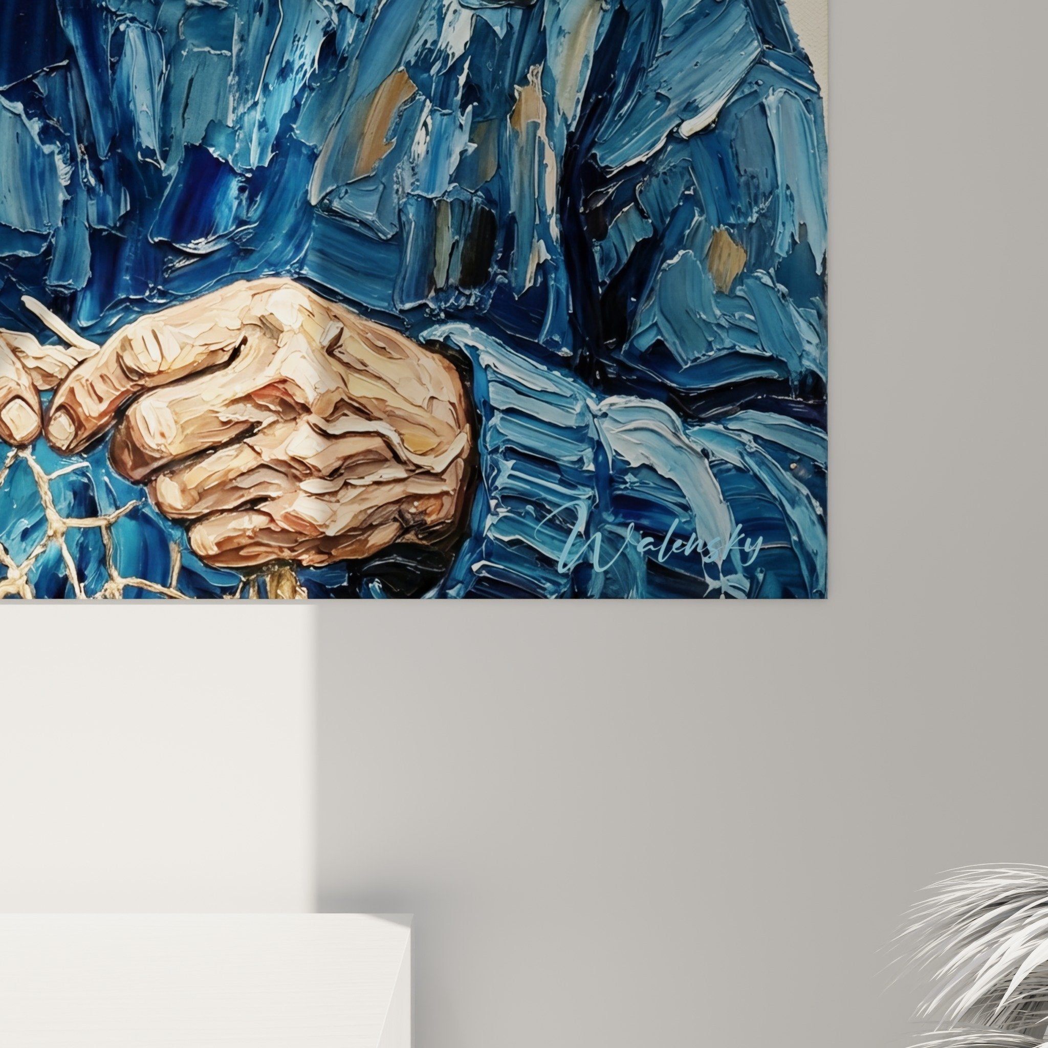 Gesamtansicht Fischertafel Fluss in blauem Strickstil an Wohnzimmerwand mit moderner Cottage-Dekoration