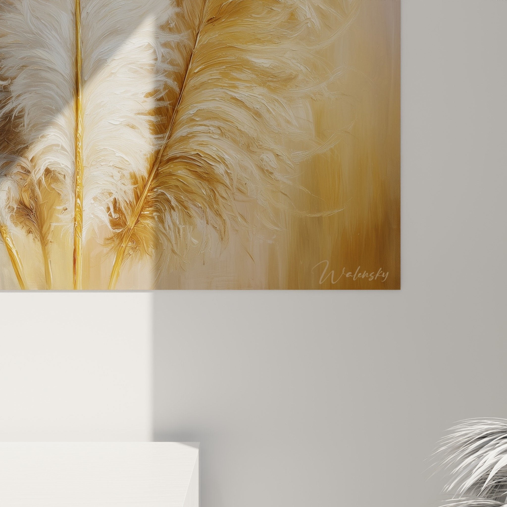 Vue ensemble tableau plumes naturelles decoration murale tons harmonieux gris blanc dore