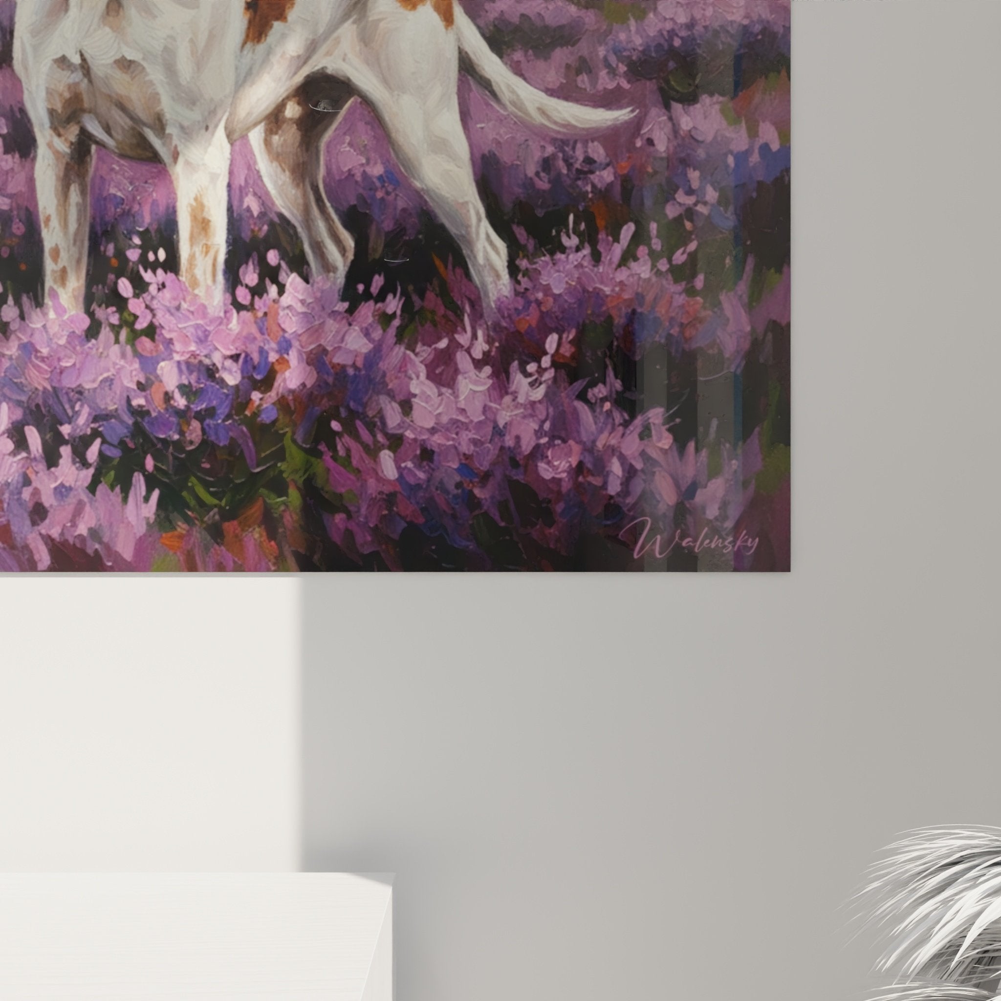 Vista d'insieme quadro stile inglese con campo viola decorazione interna stile rustico