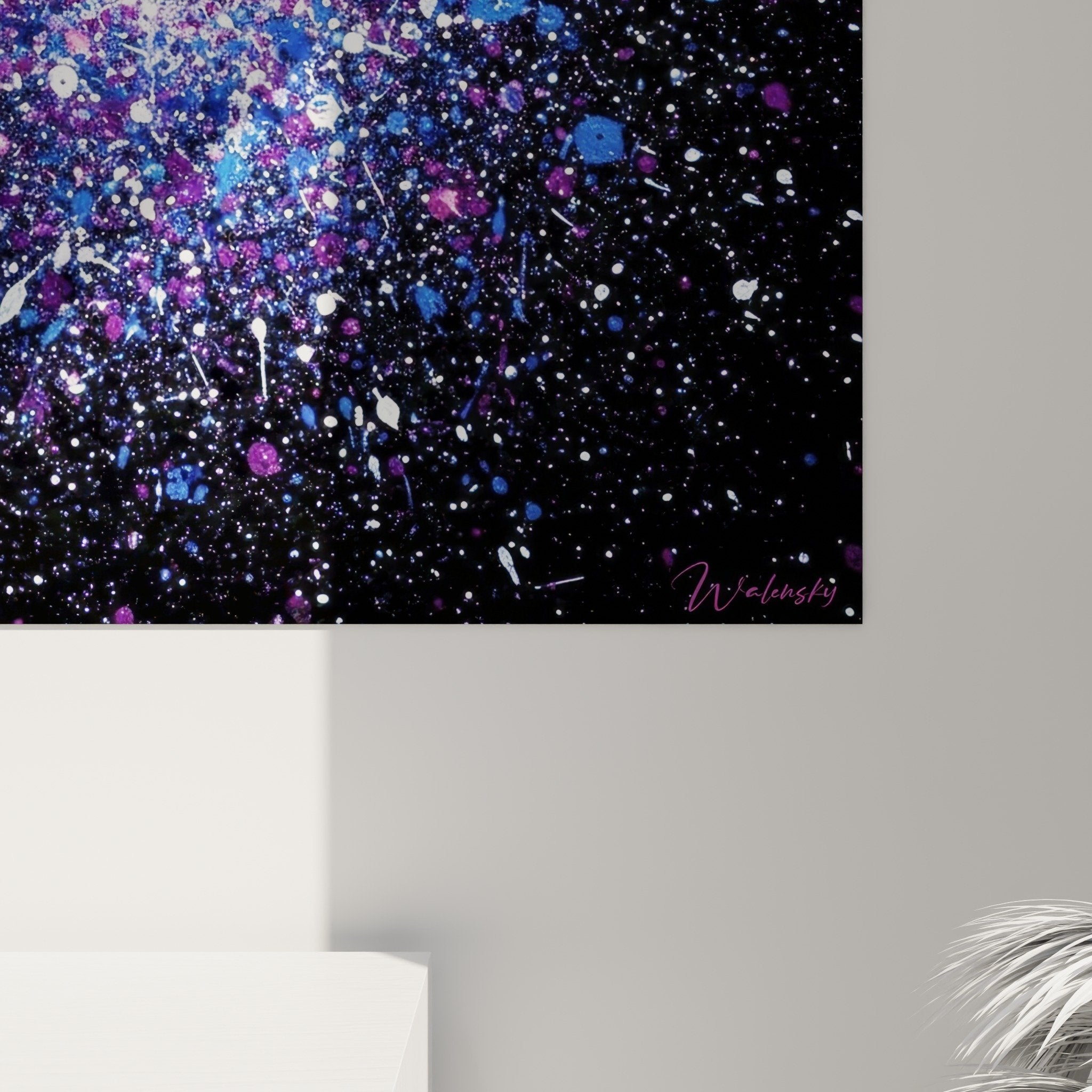 Vue ensemble tableau street art dripping galaxie violet bleu decoration interieur moderne