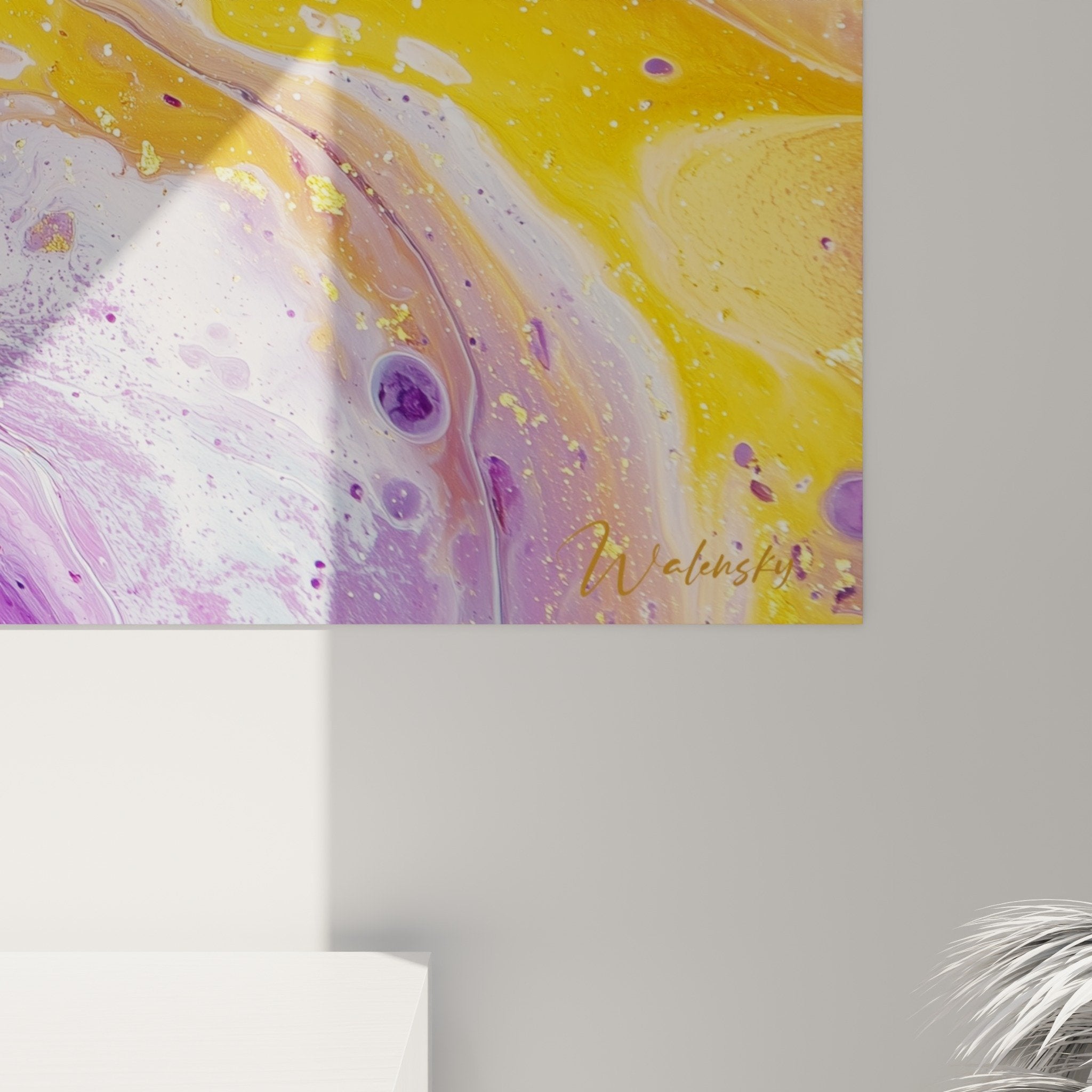 vue ensemble tableau abstrait violet dore salon contemporain decoration murale feng shui sud est bois