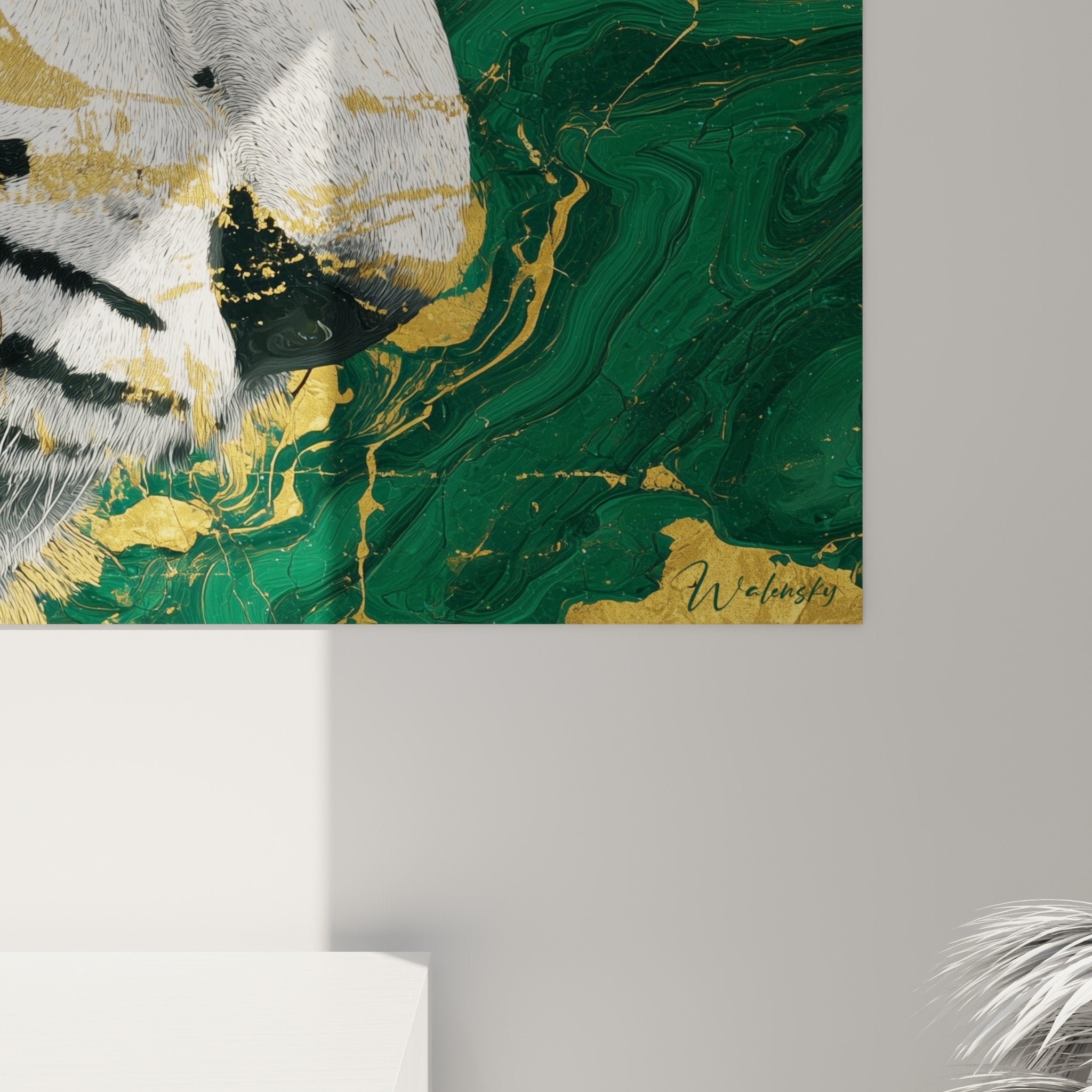 Vue ensemble tableau tigre blanc fond emeraude or dans interieur moderne salon decoration