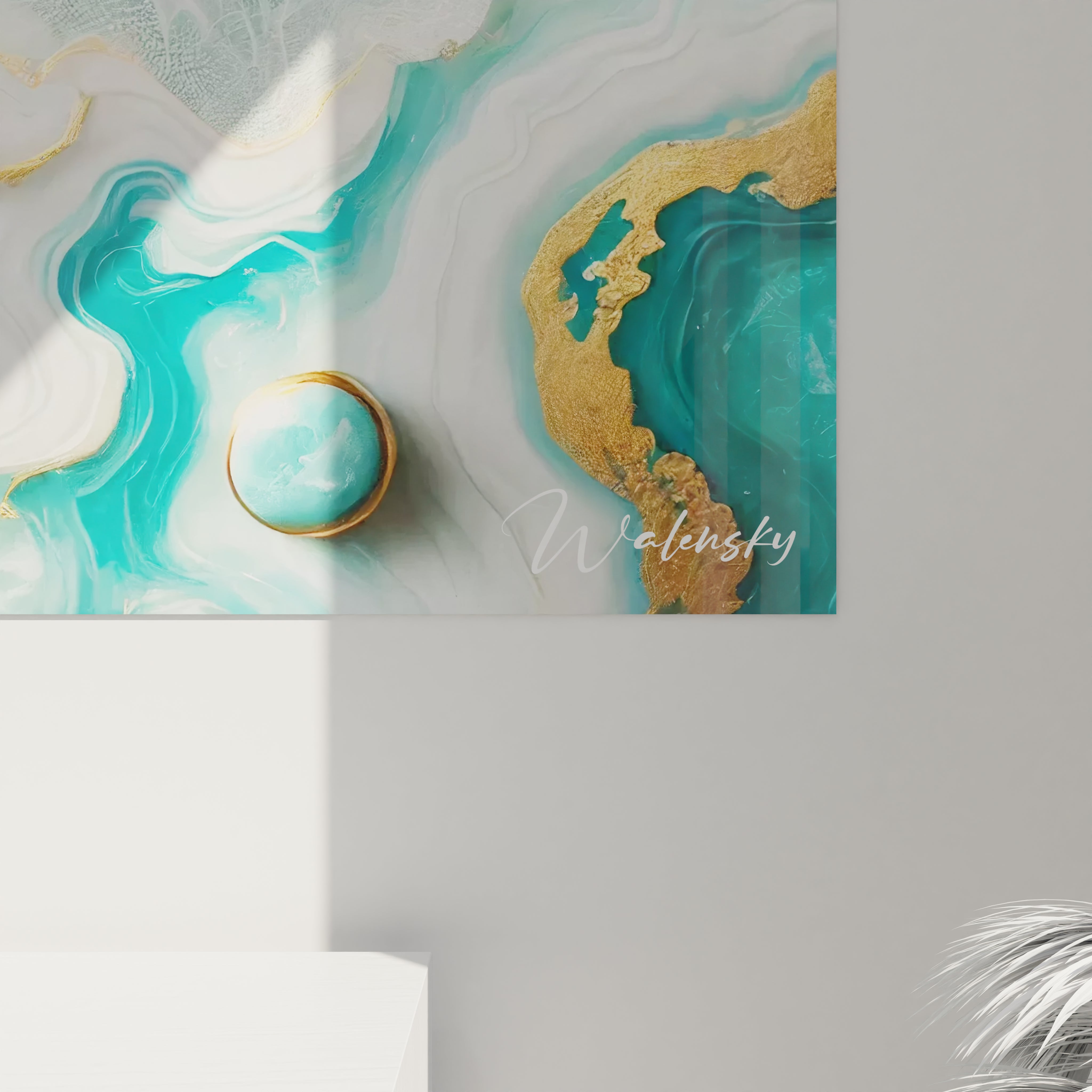 Détail rapproché du tableau style epoxy, où l’on distingue les textures de résine et les éclats dorés fusionnant avec les teintes turquoise, rappelant la pureté et le mystère des fonds marins.