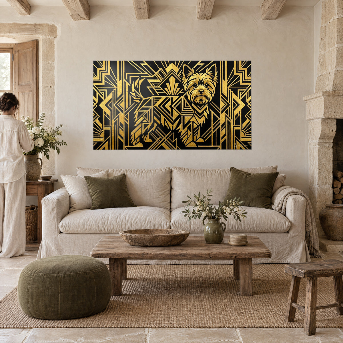 Πίνακας Yorkshire terrier σε χρυσό με μαύρα και χρυσά motifs Art Deco, γεωμετρικοί ανεμιστήρες, πάνω από καναπέ σε φωτεινό σαλόνι