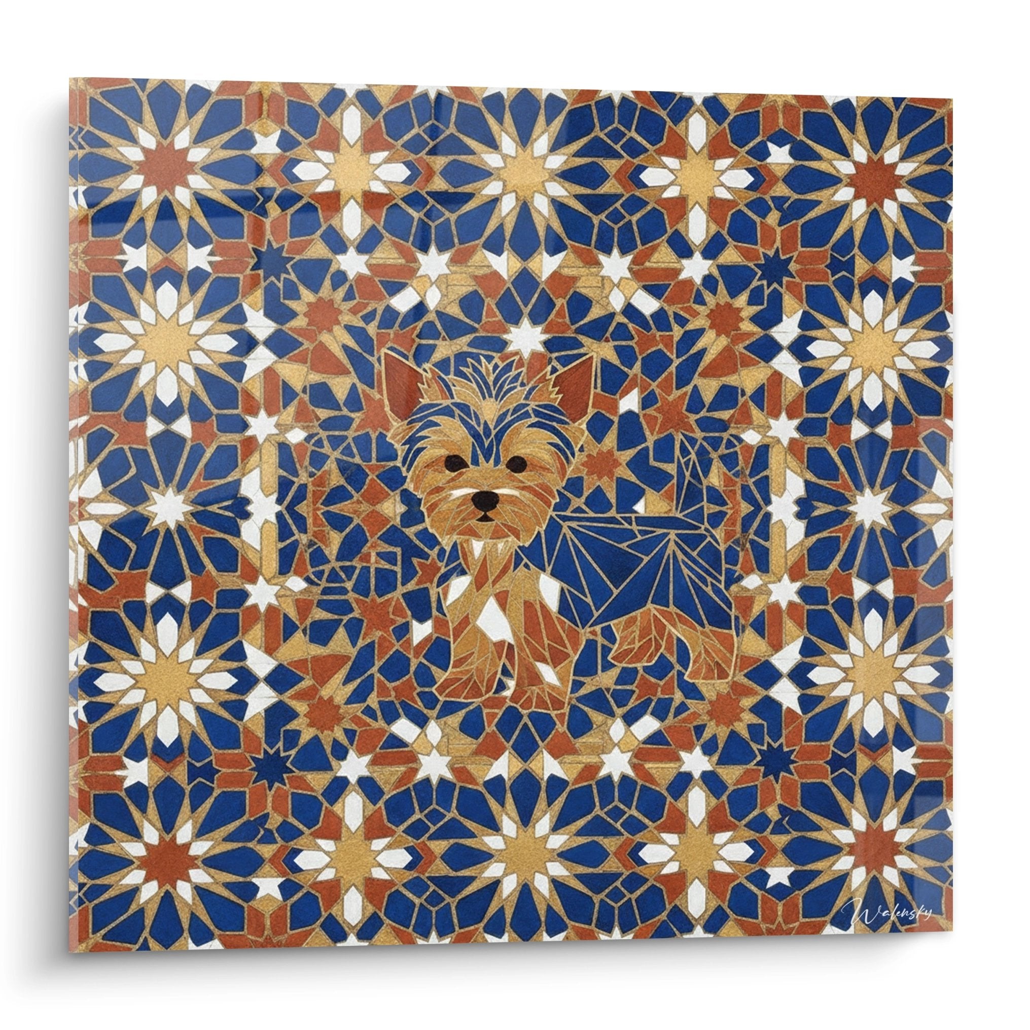 Goldener Yorkshire Terrier auf geometrischem Mosaik in Blau und Gold mit orientalischen Sternenmustern