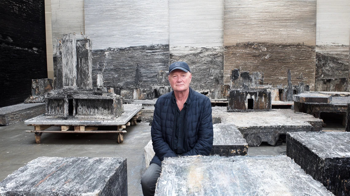 Biographie d’Anselm Kiefer : le sculpteur de mémoire allemande à travers les cendres et le plomb
