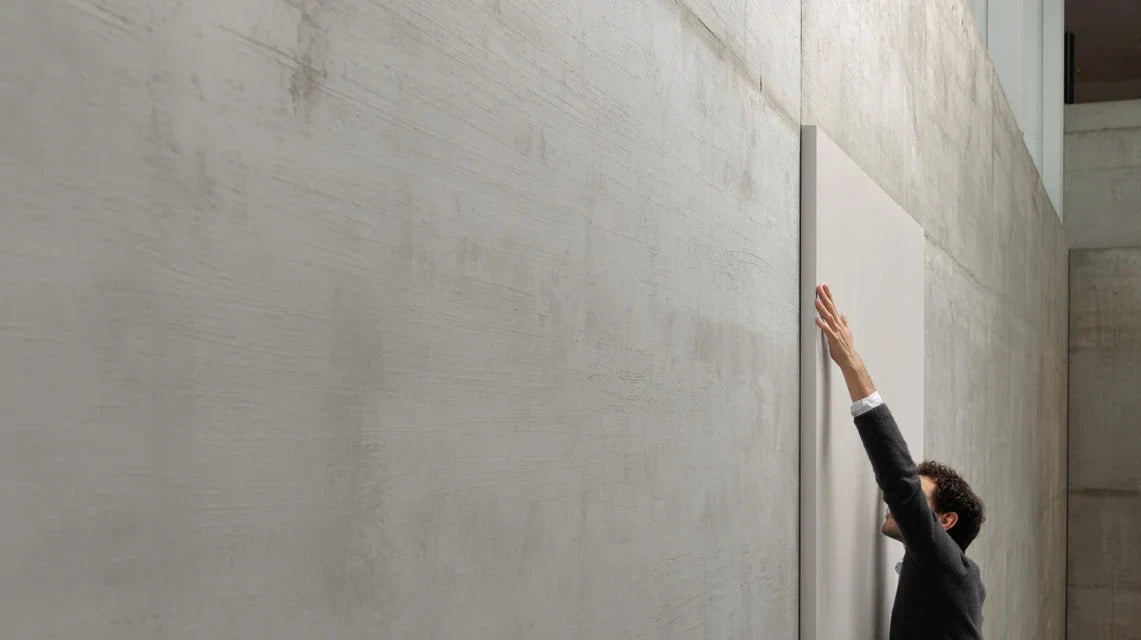 Déco béton + tableau coloré : le choc visuel qui fait sensation