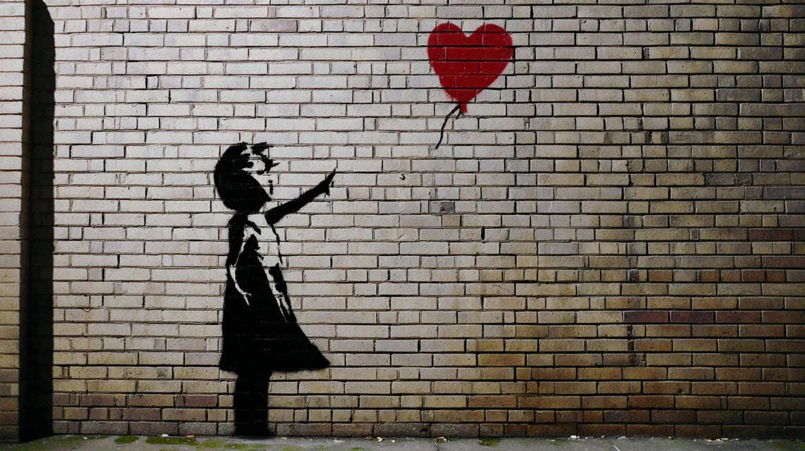 Biographie de Banksy : l’anonyme le plus célèbre de l’art urbain, entre satire et choc visuel