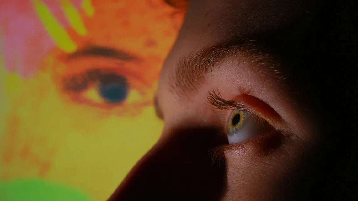 Pourquoi le contraste attire plus l’œil que l’harmonie parfaite ?