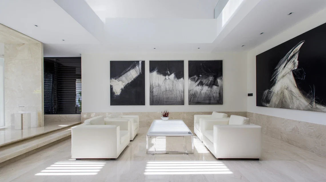 Décorer une villa moderne avec des tableaux minimalistes et puissants