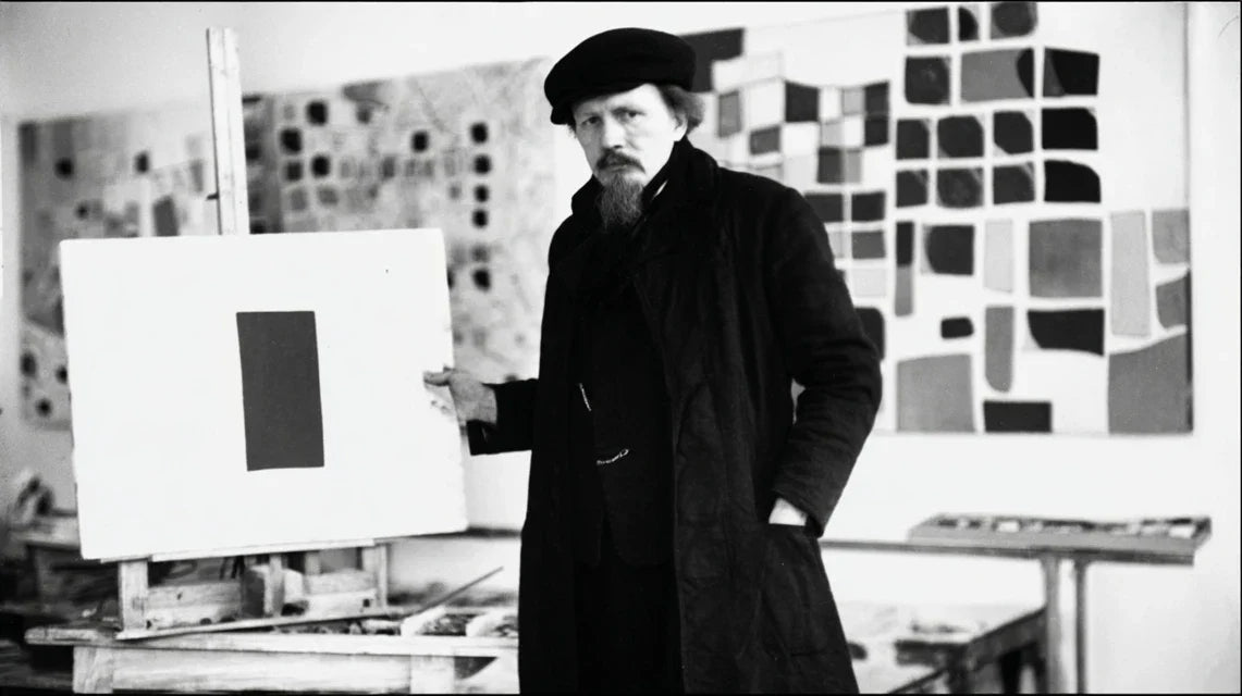 Biographie de Kazimir Malevitch : le prophète du suprématisme et du carré blanc sur fond blanc