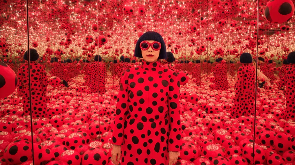 Biographie de Yayoi Kusama : la prêtresse obsessionnelle des pois et des miroirs infinis