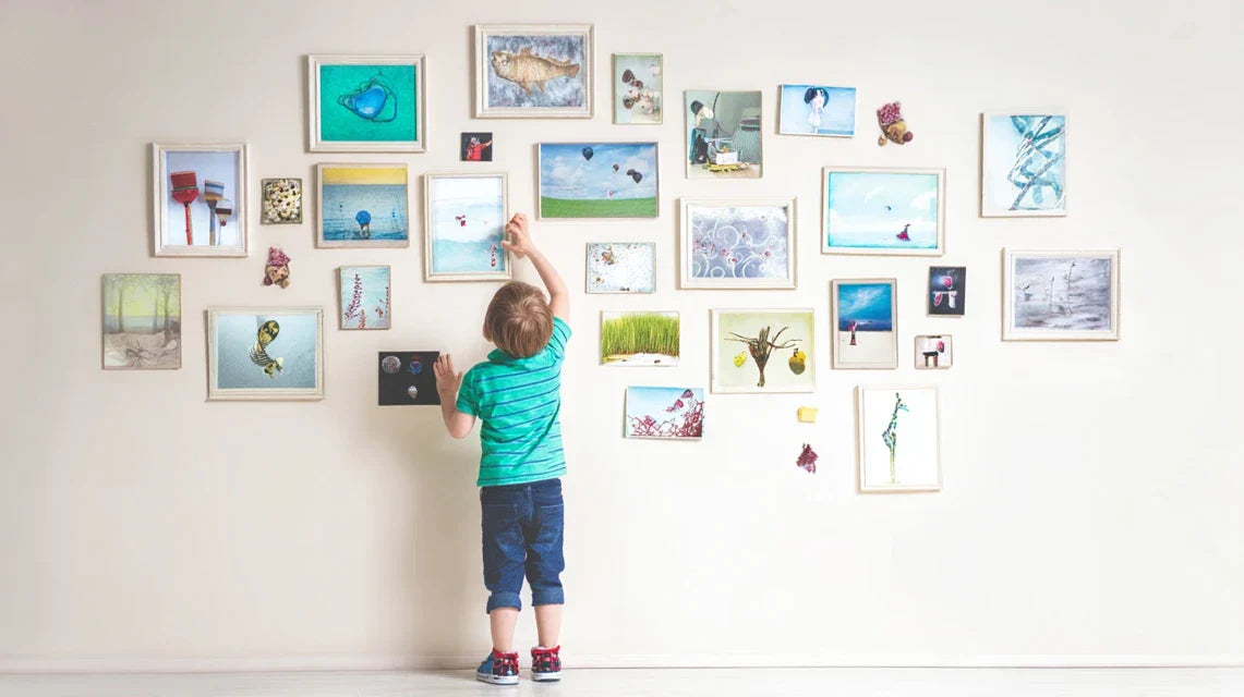 Créer un mur de souvenirs visuels pour accompagner l’évolution de votre enfant