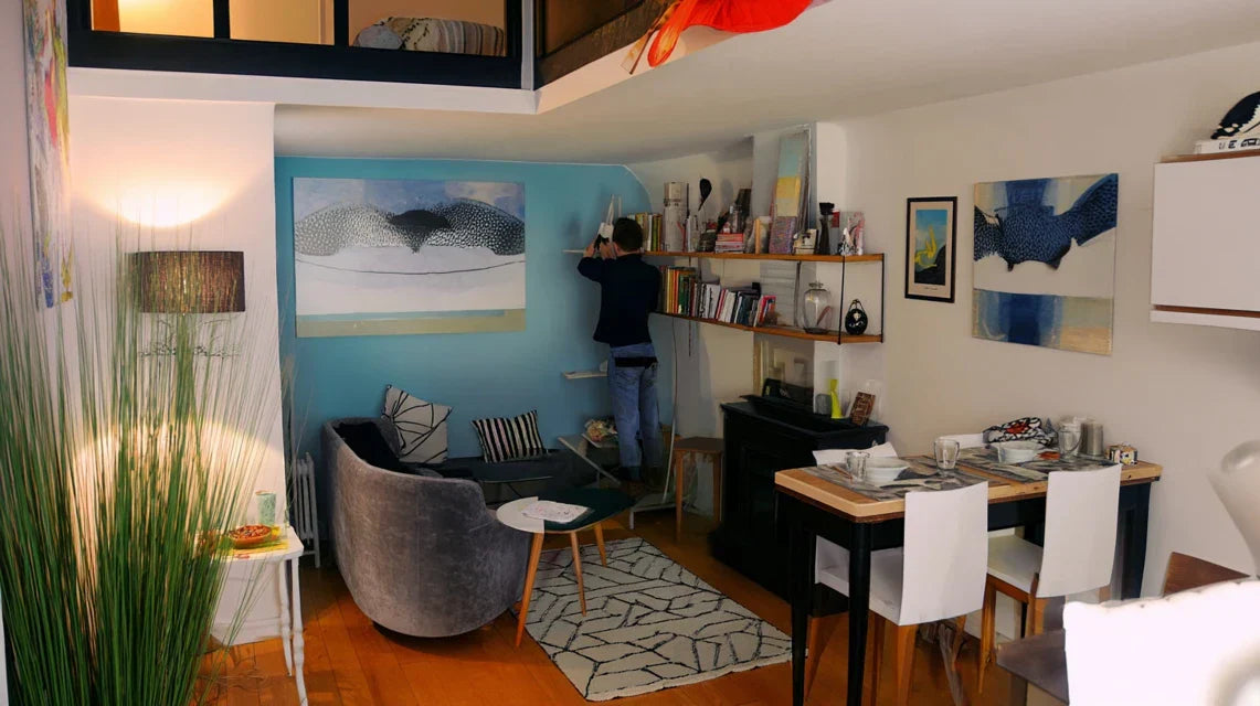 Gérer le désordre visuel d’un petit salon avec un tableau ciblé