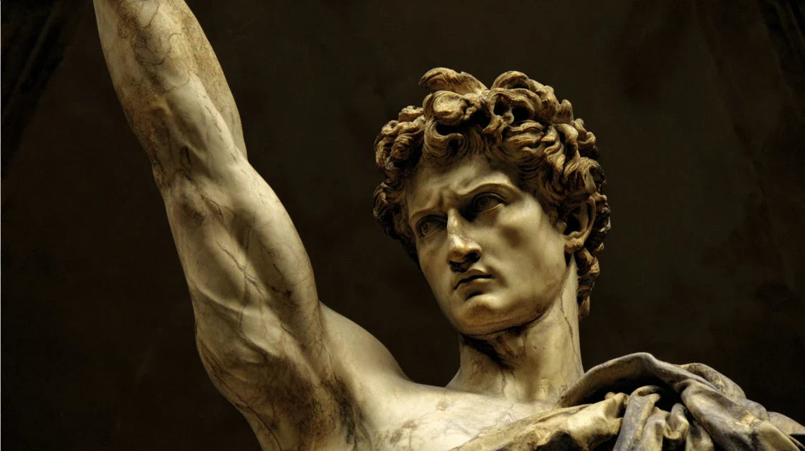 Biographie de Michel-Ange : l’artiste démesuré qui a sculpté le David et peint le ciel du Vatican
